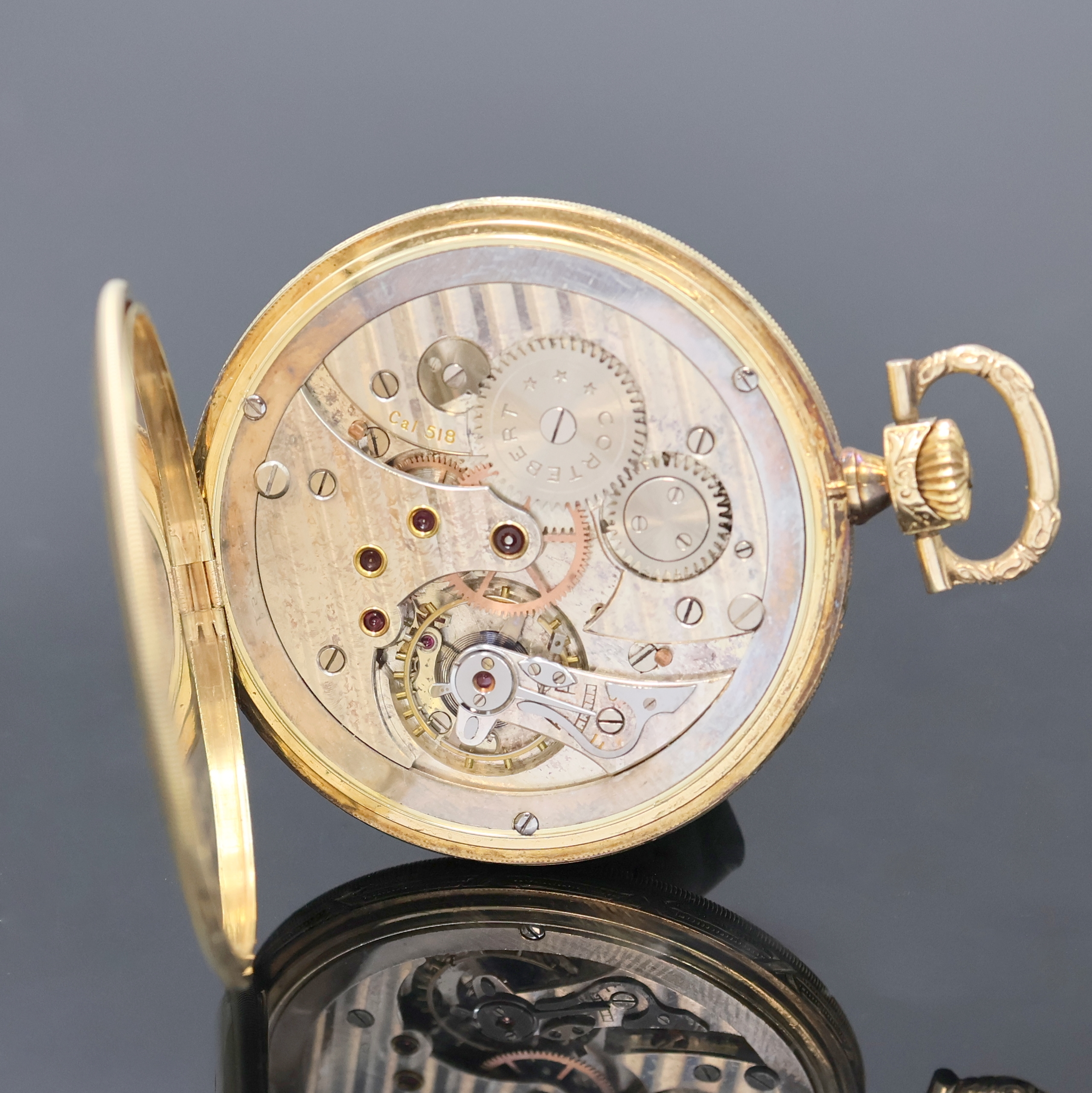 Detail d: CORTEBERT Chronometer Frackuhr in GG 585/000, Schweiz um 1932, Gehäuserand grav., Metallcuvette m. Monogramm, goldfarb. Zifferbl. m. Breguet-Zahlen, ...