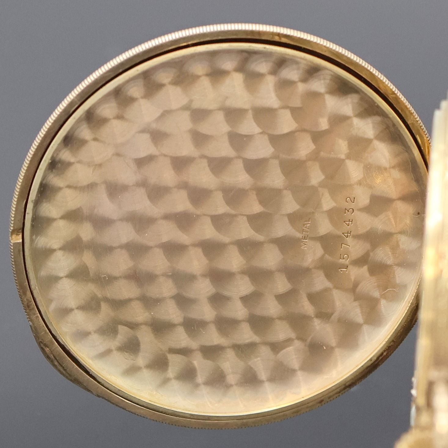 Detail e: CORTEBERT Chronometer Frackuhr in GG 585/000, Schweiz um 1932, Gehäuserand grav., Metallcuvette m. Monogramm, goldfarb. Zifferbl. m. Breguet-Zahlen, ...