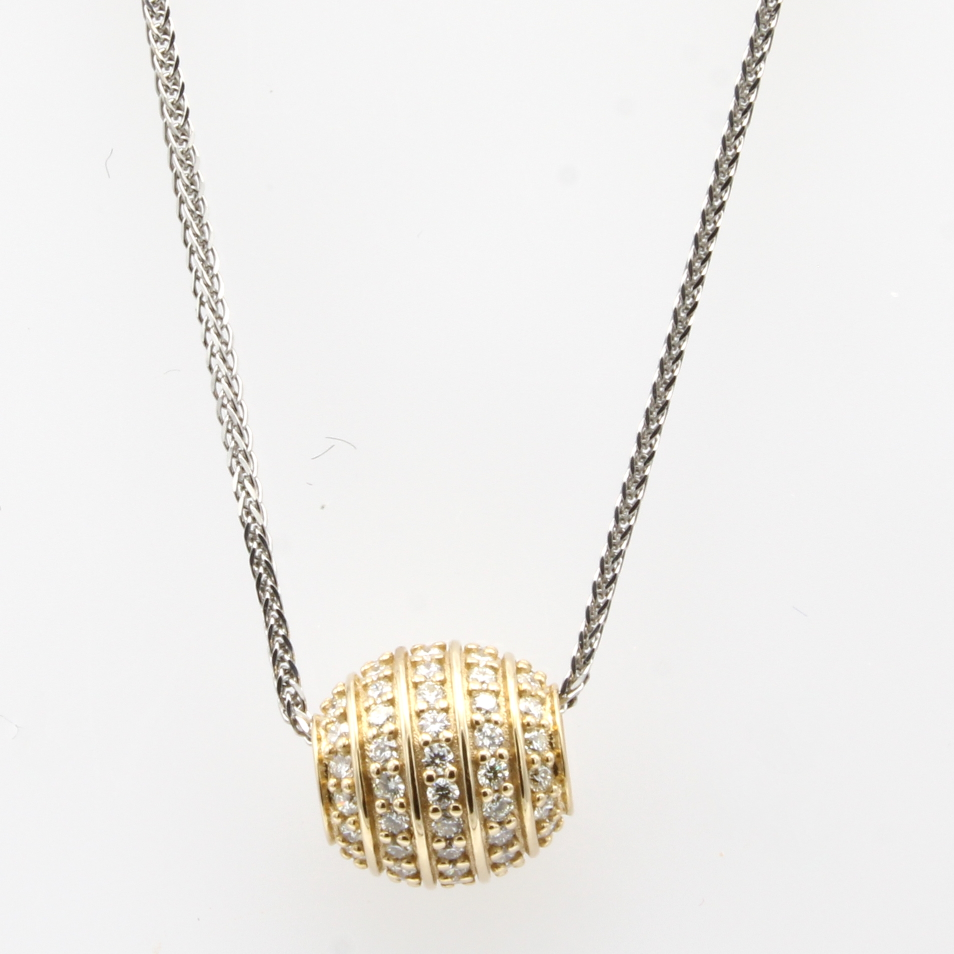 Image 27029522 - Anhänger ´Kugel´ mit Brillanten an Kette, GG 585/000 u. Platin 950/000, 87 Brill. zus. ...