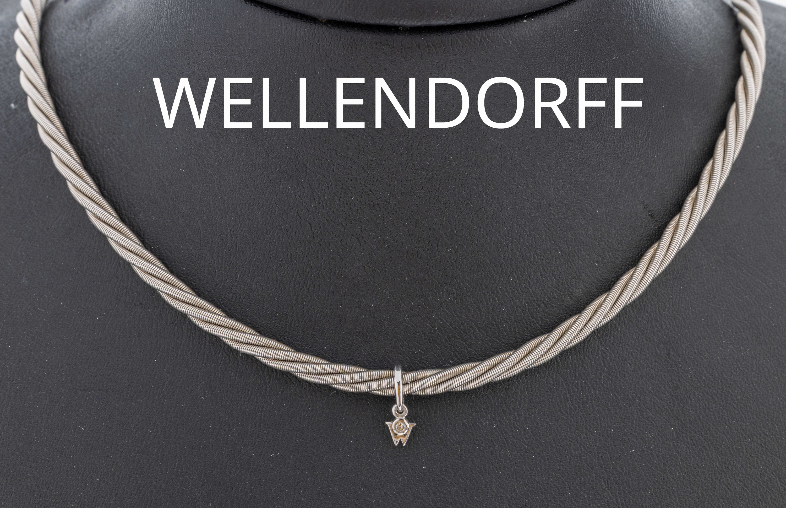 18 kt Gold WELLENDORFF Collier, WG 750/000,Modell Comtesse, typ. W-Abhängung mit Brillant0.02 ct feines Weiß/vvs, L. ca. 42 cm, mit Zertifikat und ...