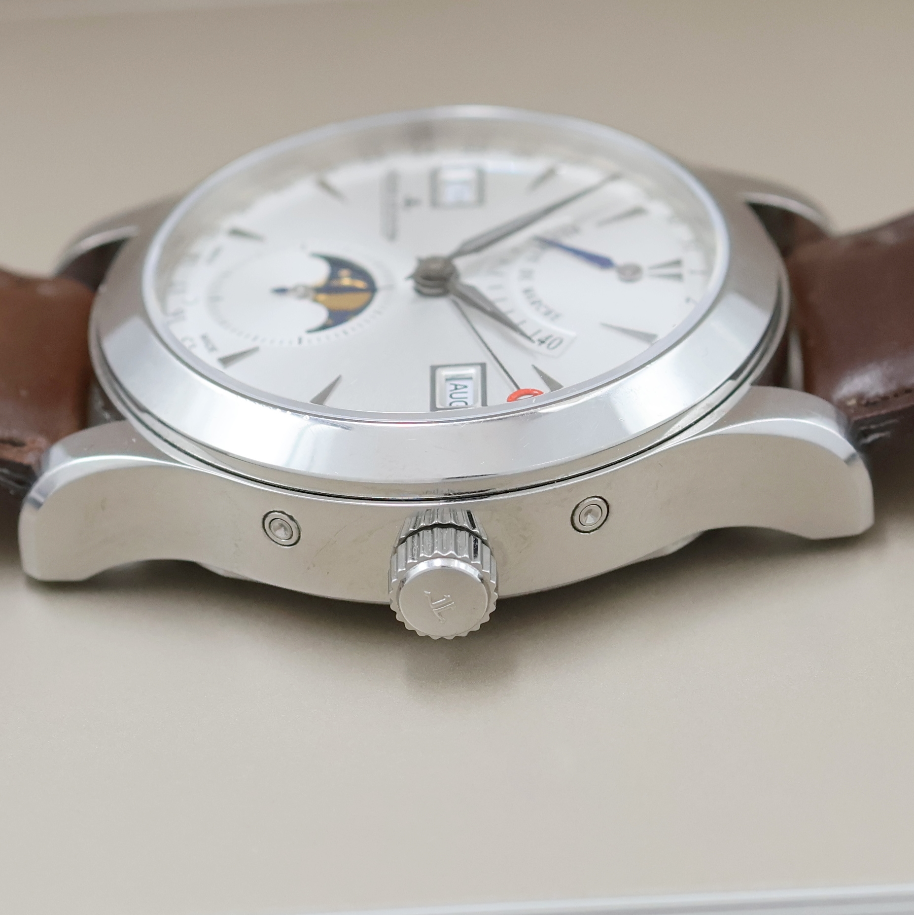 Detail d: Jaeger-LeCoultre Master Calender Armbanduhr mit Vollkalender in Stahl Referenz 147.8.41 S, Schweiz lt. Kopie des orig. Papiers verk. 2009, beids. ...