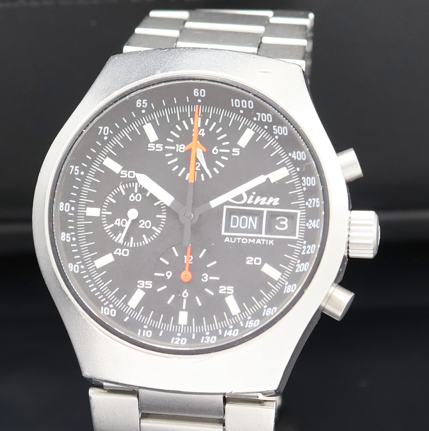 Detail a: SINN Armbandchronograph 157 in Stahl, Schweiz um 1987, Automatik, matt. Geh., neutr. Gliederband m. Faltschl., Boden u. Krone verschr., schwarzes ...