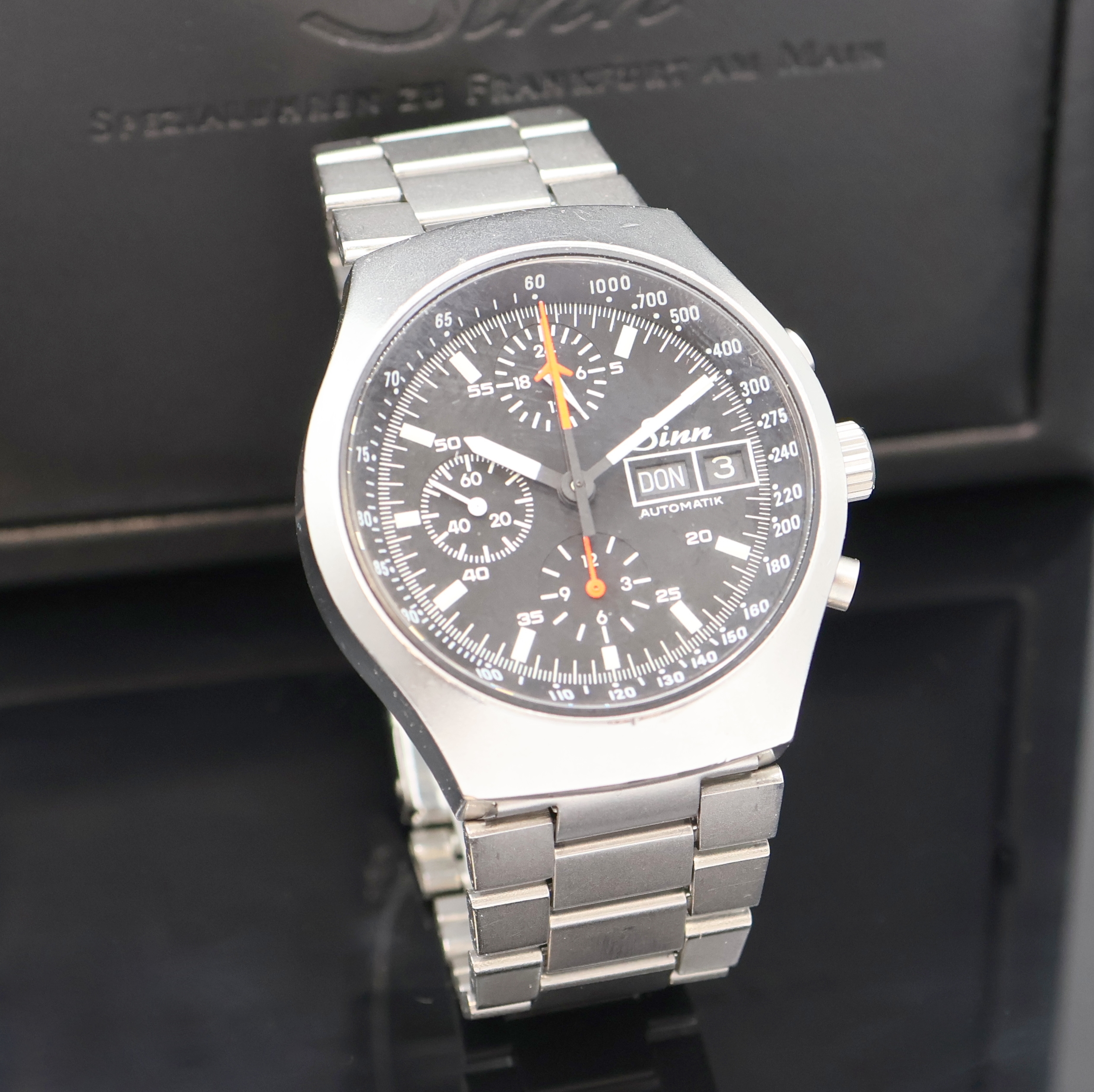 Detail b: SINN Armbandchronograph 157 in Stahl, Schweiz um 1987, Automatik, matt. Geh., neutr. Gliederband m. Faltschl., Boden u. Krone verschr., schwarzes ...