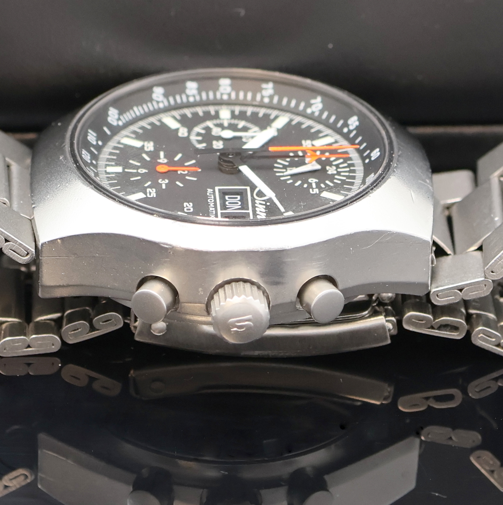 Detail d: SINN Armbandchronograph 157 in Stahl, Schweiz um 1987, Automatik, matt. Geh., neutr. Gliederband m. Faltschl., Boden u. Krone verschr., schwarzes ...