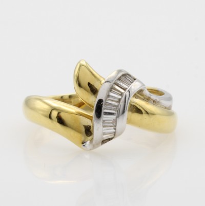 Image Ring mit Diamanten, GG 750/000, z.T. rhod., Diam. im Trapez- u. Baguetteschl. zus. ca. ...