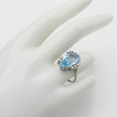 27029795b - Ring mit Blautopas und Brillanten, WG 585/ 000, Topastropfen (beh.), 5 Brill. zus. ca. ...