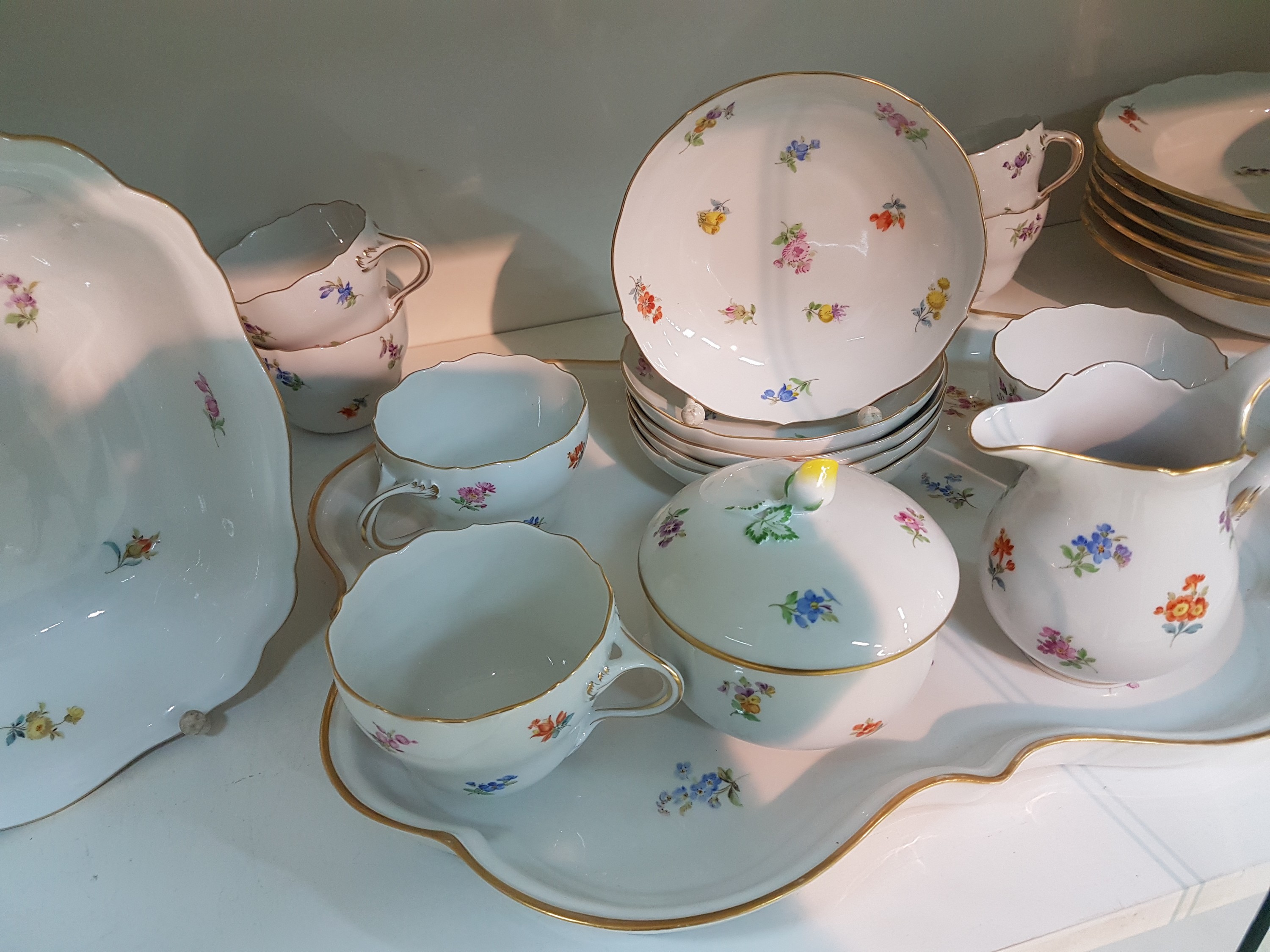 Detail a: Serviceteile, Streublume, Meissen, Knaufzeit und jünger, überwiegend 1.Wahl, Porzellan, handbemalt, 8 Kaffeetassen mit UT und Kuchenteller (2 ...
