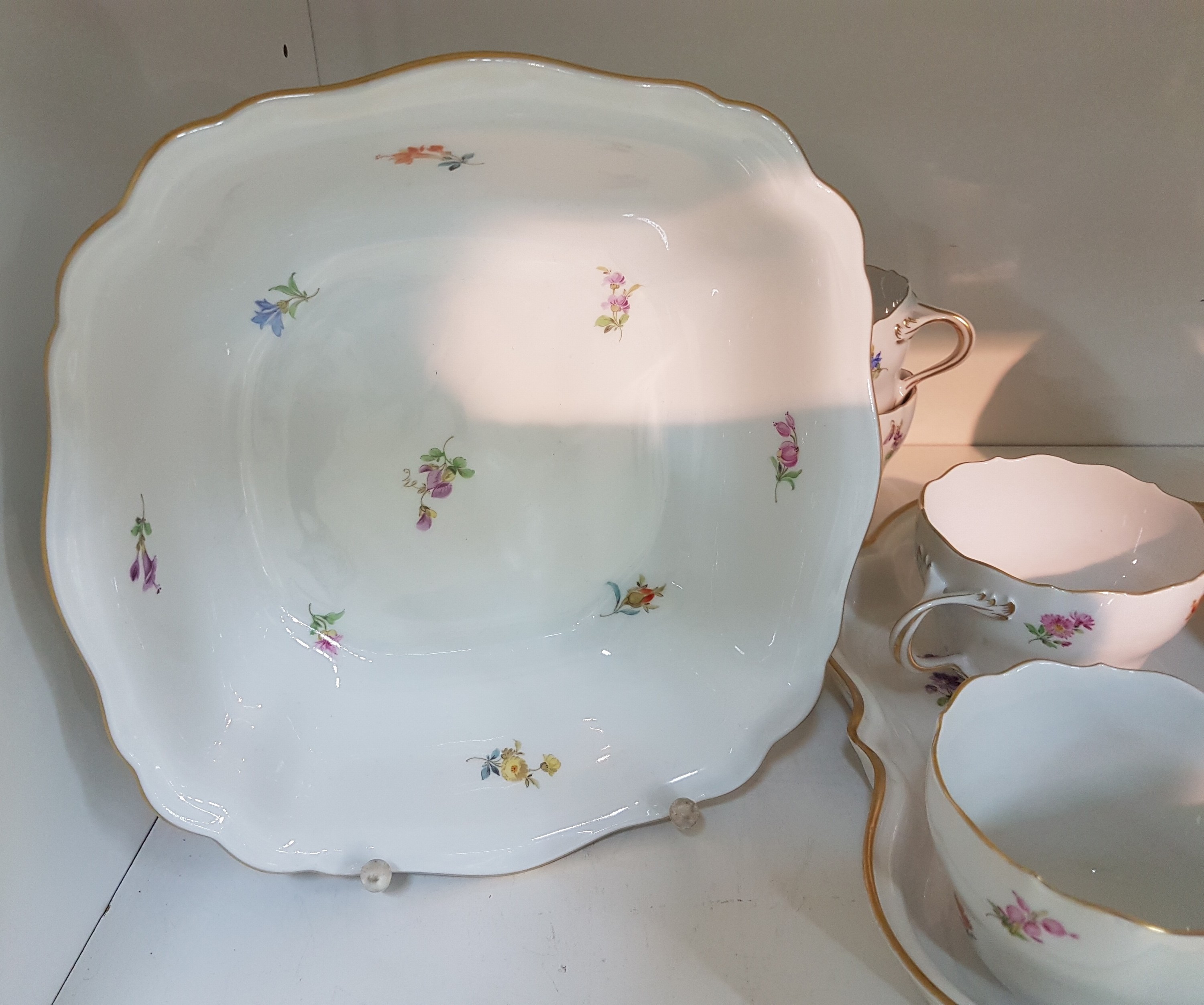 Detail b: Serviceteile, Streublume, Meissen, Knaufzeit und jünger, überwiegend 1.Wahl, Porzellan, handbemalt, 8 Kaffeetassen mit UT und Kuchenteller (2 ...