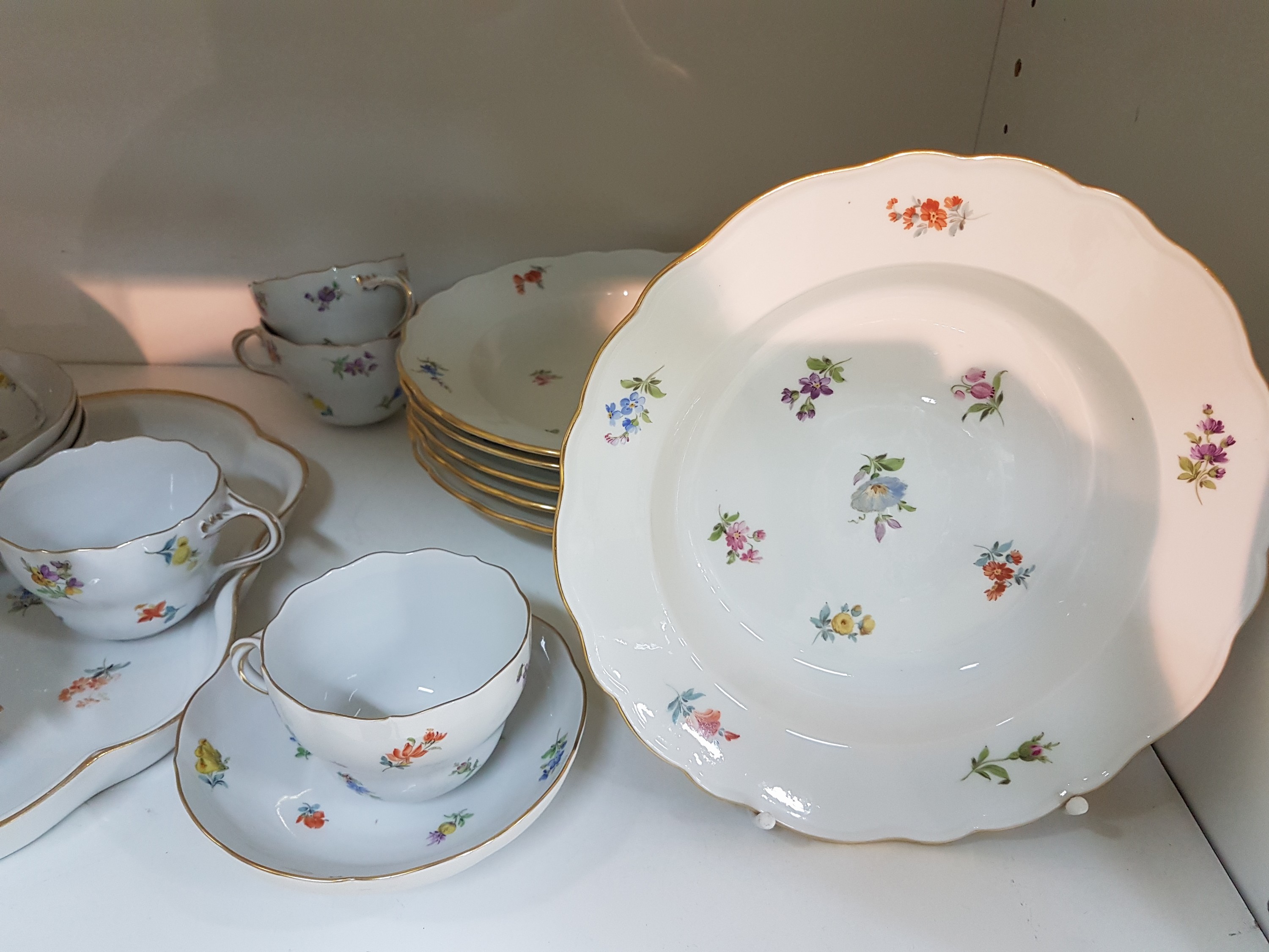 Detail c: Serviceteile, Streublume, Meissen, Knaufzeit und jünger, überwiegend 1.Wahl, Porzellan, handbemalt, 8 Kaffeetassen mit UT und Kuchenteller (2 ...