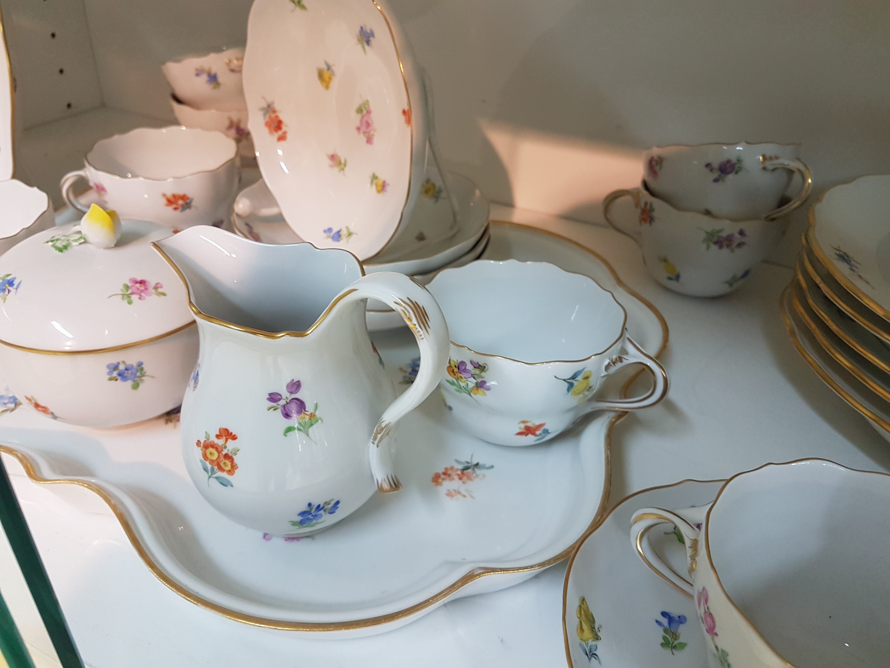 Detail d: Serviceteile, Streublume, Meissen, Knaufzeit und jünger, überwiegend 1.Wahl, Porzellan, handbemalt, 8 Kaffeetassen mit UT und Kuchenteller (2 ...
