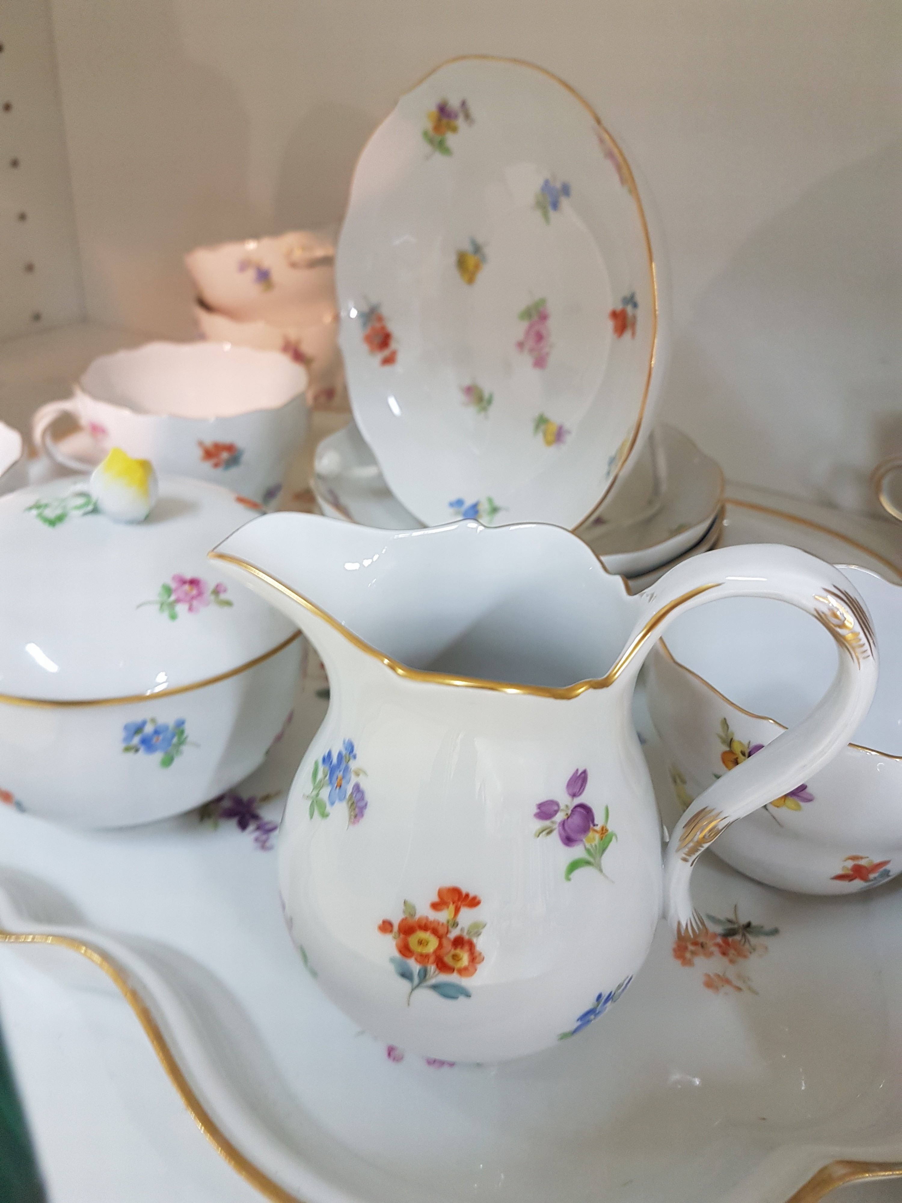 Detail e: Serviceteile, Streublume, Meissen, Knaufzeit und jünger, überwiegend 1.Wahl, Porzellan, handbemalt, 8 Kaffeetassen mit UT und Kuchenteller (2 ...