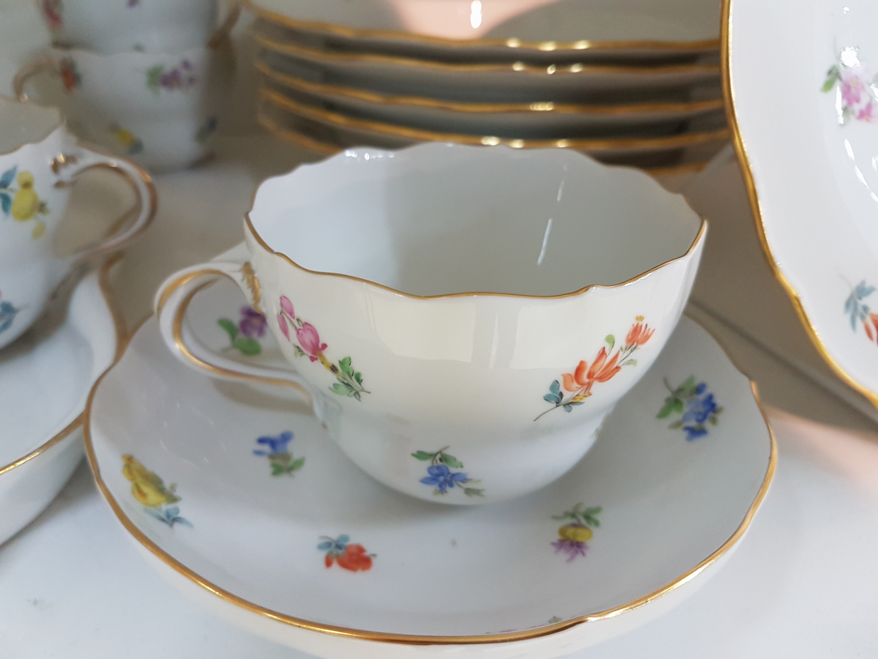Detail f: Serviceteile, Streublume, Meissen, Knaufzeit und jünger, überwiegend 1.Wahl, Porzellan, handbemalt, 8 Kaffeetassen mit UT und Kuchenteller (2 ...