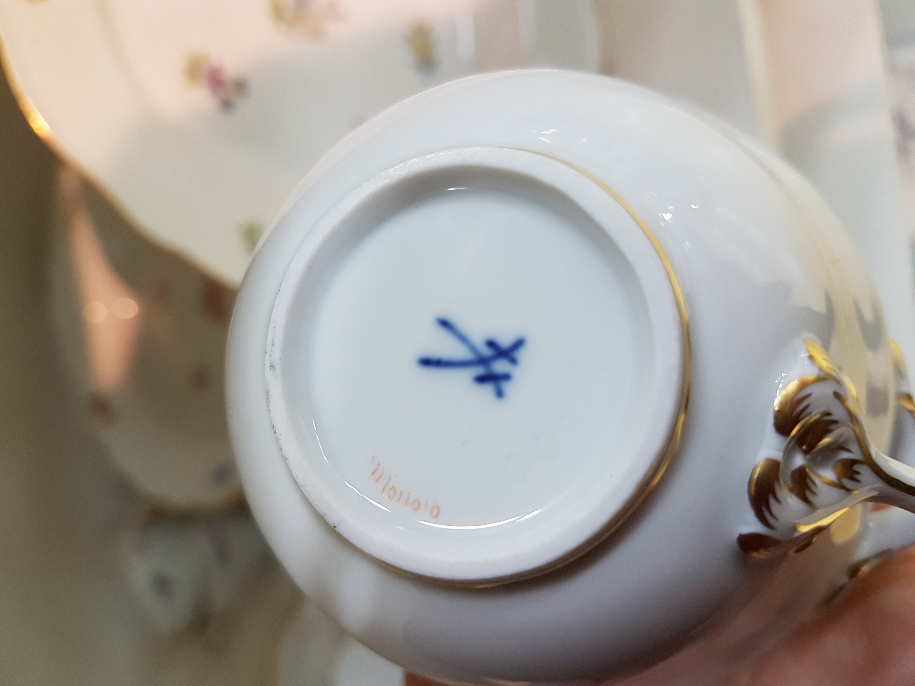Detail g: Serviceteile, Streublume, Meissen, Knaufzeit und jünger, überwiegend 1.Wahl, Porzellan, handbemalt, 8 Kaffeetassen mit UT und Kuchenteller (2 ...
