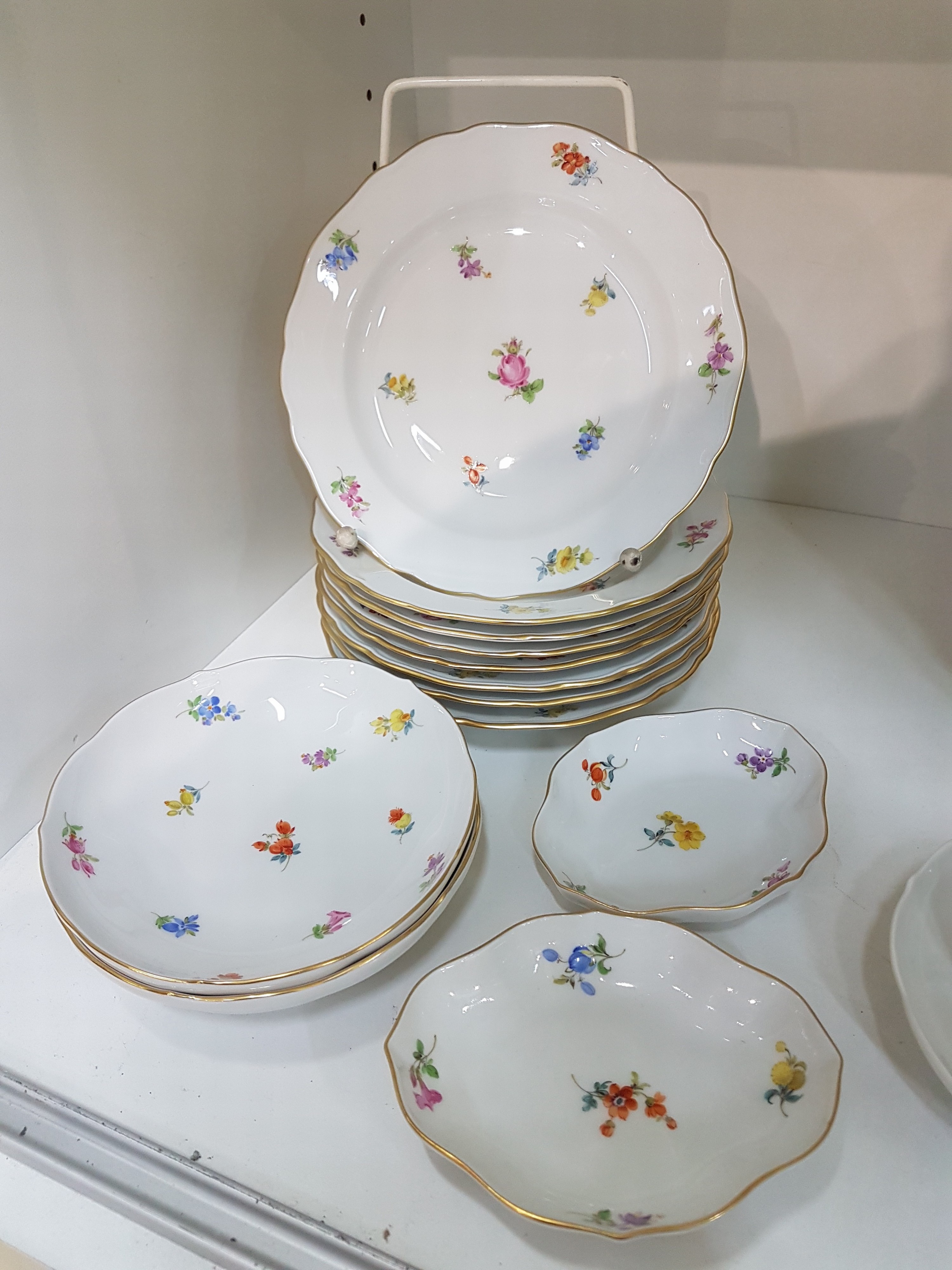 Detail h: Serviceteile, Streublume, Meissen, Knaufzeit und jünger, überwiegend 1.Wahl, Porzellan, handbemalt, 8 Kaffeetassen mit UT und Kuchenteller (2 ...
