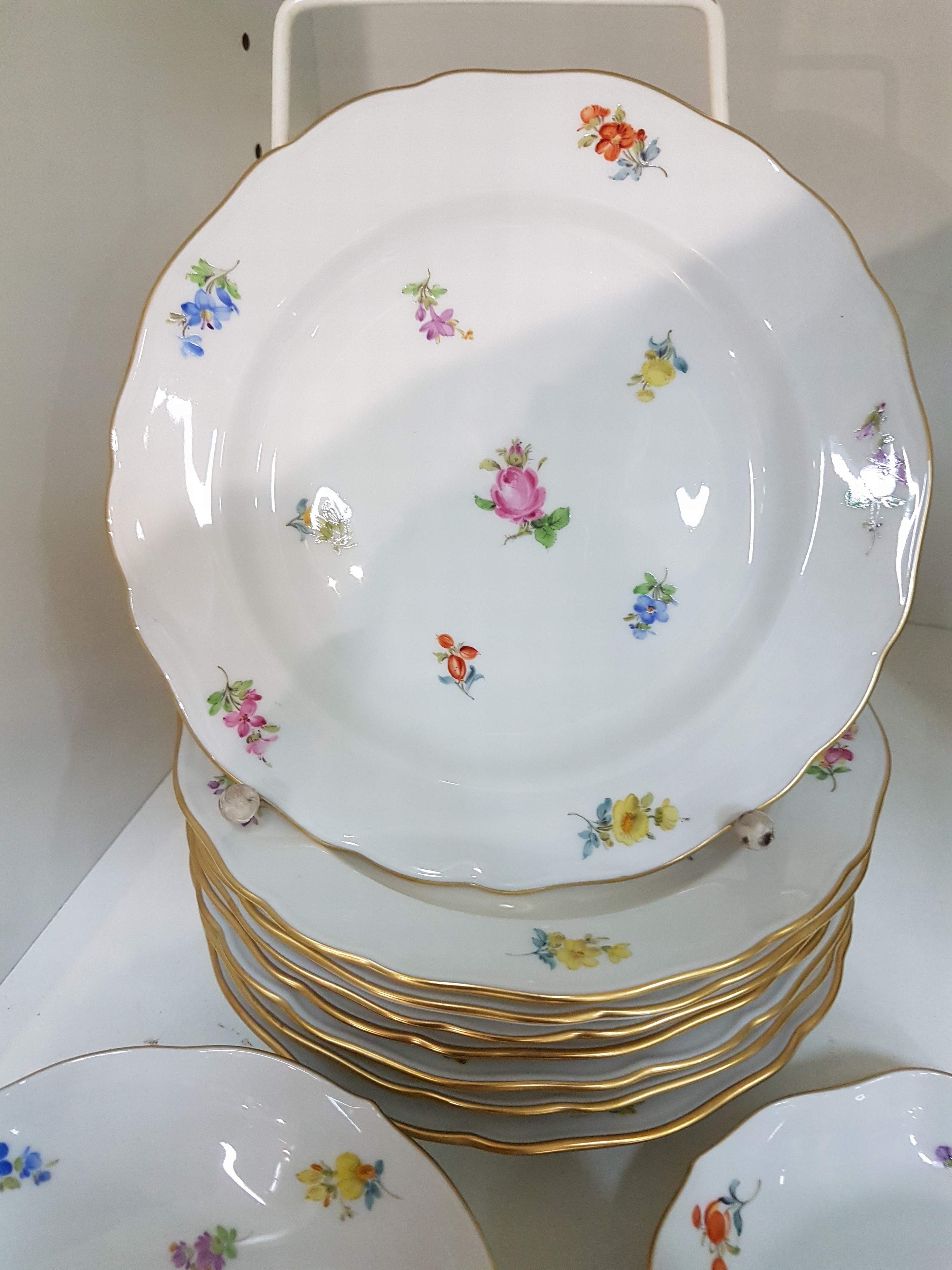 Detail i: Serviceteile, Streublume, Meissen, Knaufzeit und jünger, überwiegend 1.Wahl, Porzellan, handbemalt, 8 Kaffeetassen mit UT und Kuchenteller (2 ...