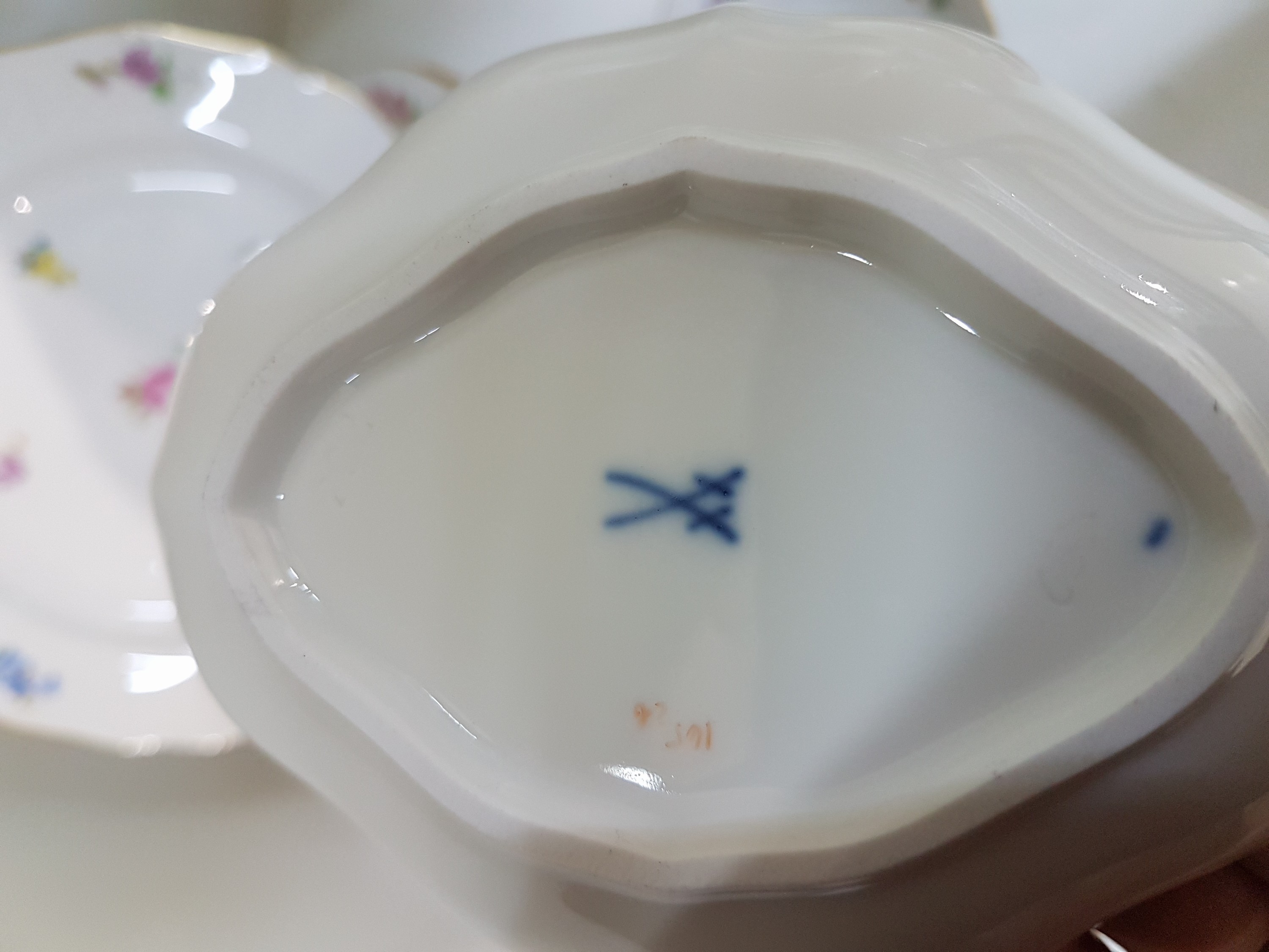 Detail j: Serviceteile, Streublume, Meissen, Knaufzeit und jünger, überwiegend 1.Wahl, Porzellan, handbemalt, 8 Kaffeetassen mit UT und Kuchenteller (2 ...