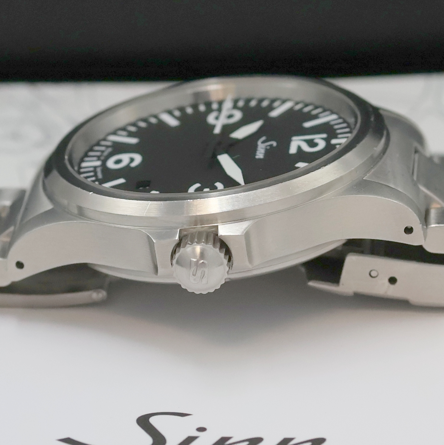 Detail d: SINN 556 Armbanduhr in Stahl, Deutschland verk. lt. beil. Pap. 04/2022, Automatik, beids. vergl. Geh. inkl. orig. Gliederband m. Faltschl., Boden u. ...