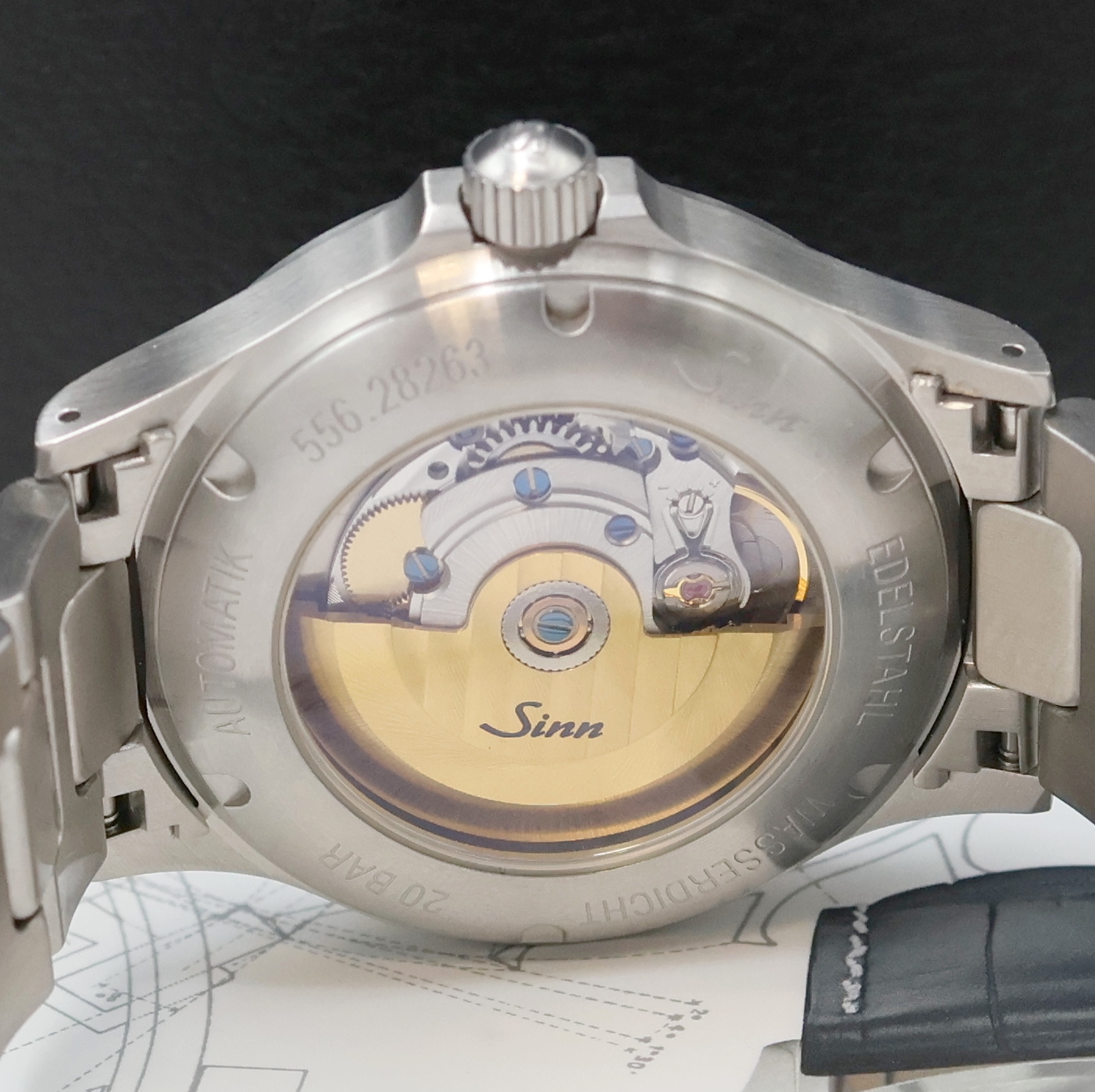 Detail e: SINN 556 Armbanduhr in Stahl, Deutschland verk. lt. beil. Pap. 04/2022, Automatik, beids. vergl. Geh. inkl. orig. Gliederband m. Faltschl., Boden u. ...
