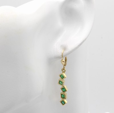 27029852a - Paar Ohrgehänge mit Smaragden, GG 585/000, runde Smaragde in carréef. Fassungen ...