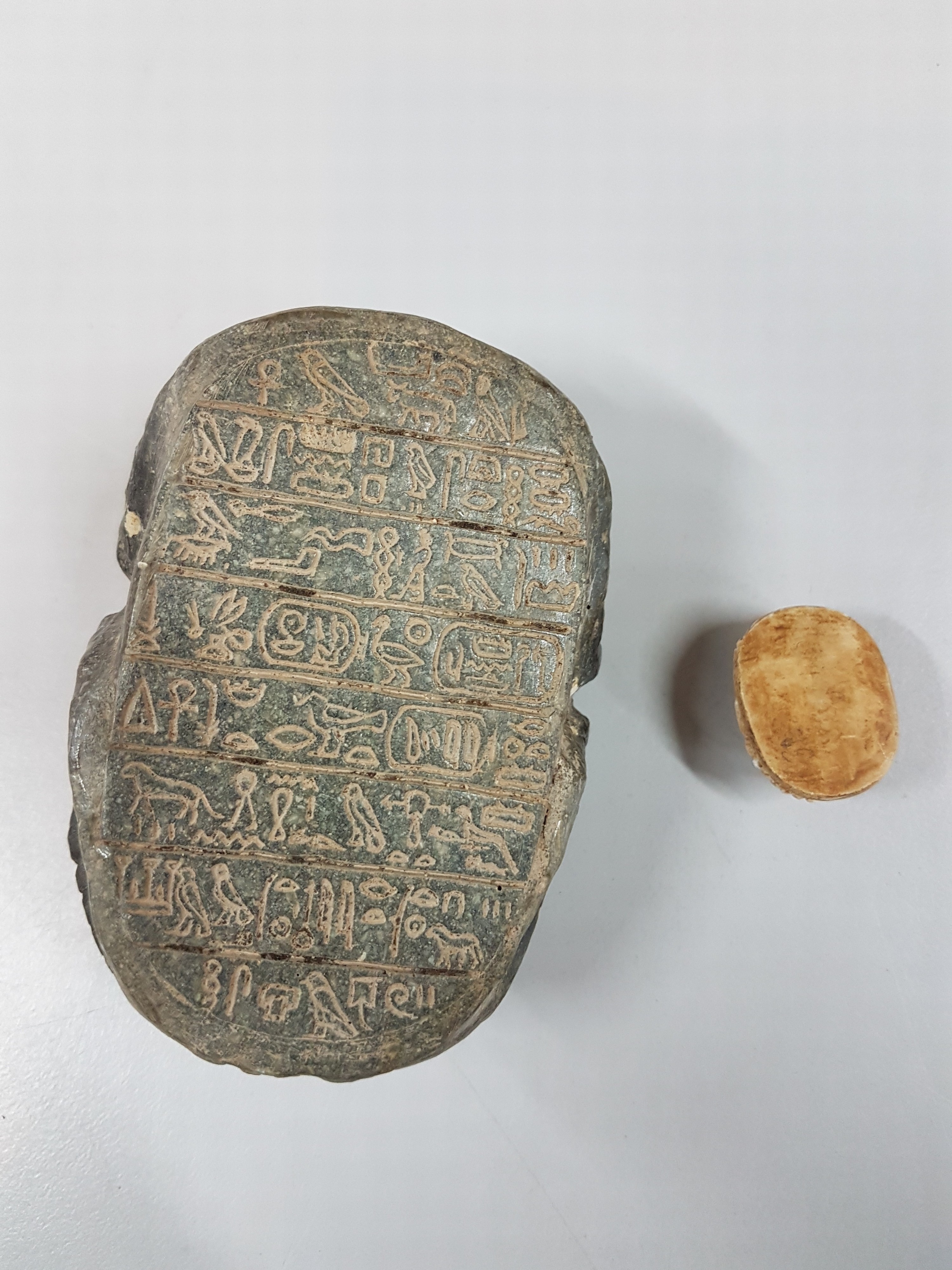 Detail i: Konvolut aus 14 große Skarabäen, Ägypten, 20 .Jh., Stein und keramische Kunstgüsse, z.T. l. best., L. 2-20 cm
