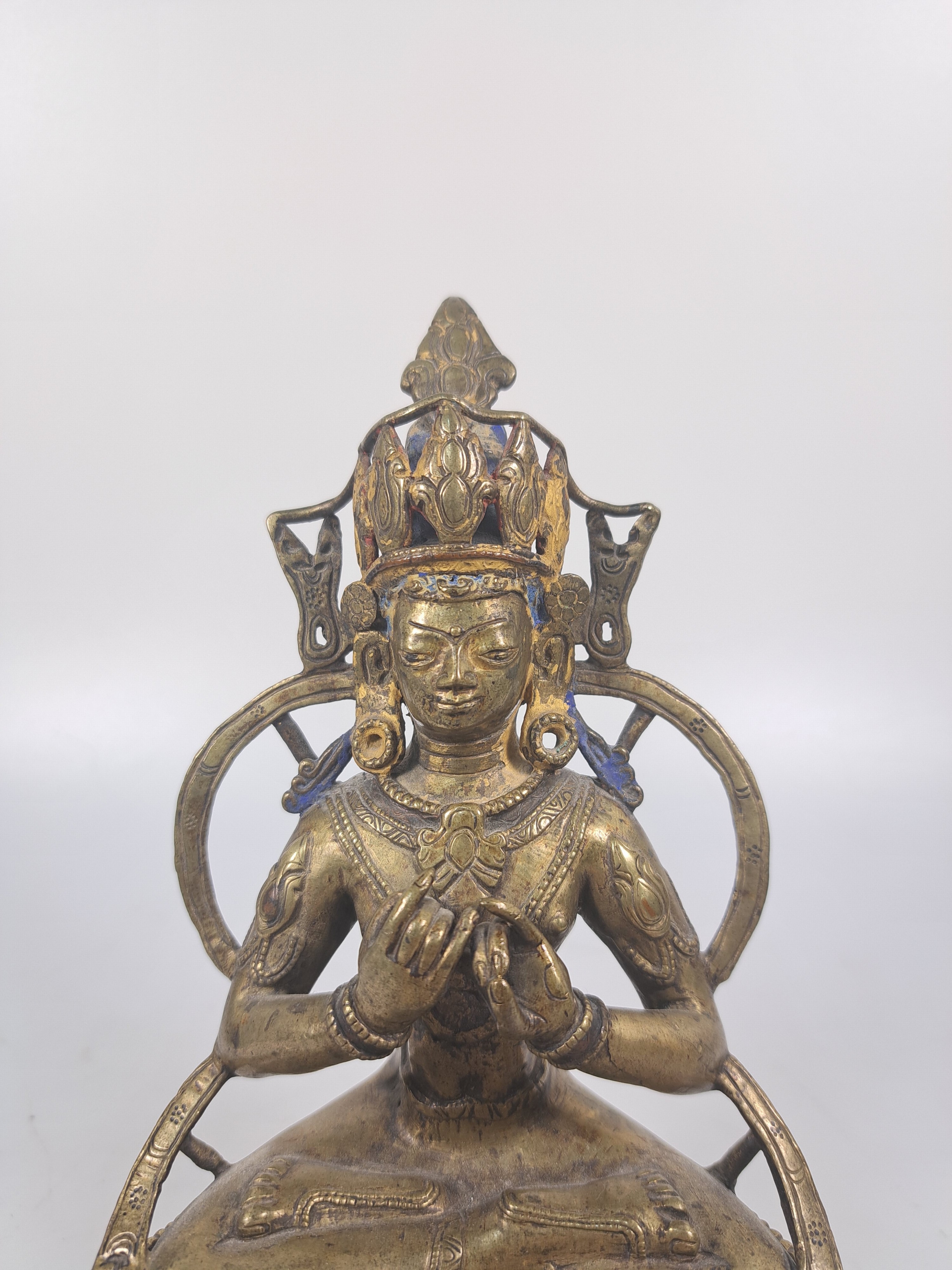 Detail b: Buddha, Indien, um 1900, Bronzeguß, meditierende Haltung auf doppeltem Lotusthron, H. ca. 19.5cm