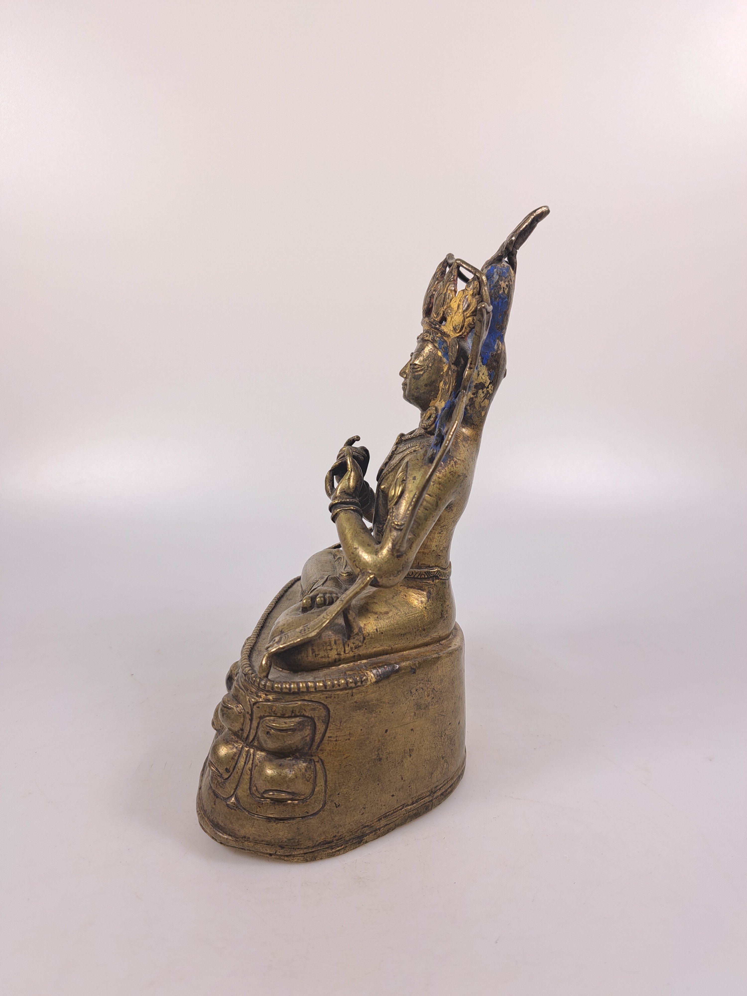Detail c: Buddha, Indien, um 1900, Bronzeguß, meditierende Haltung auf doppeltem Lotusthron, H. ca. 19.5cm