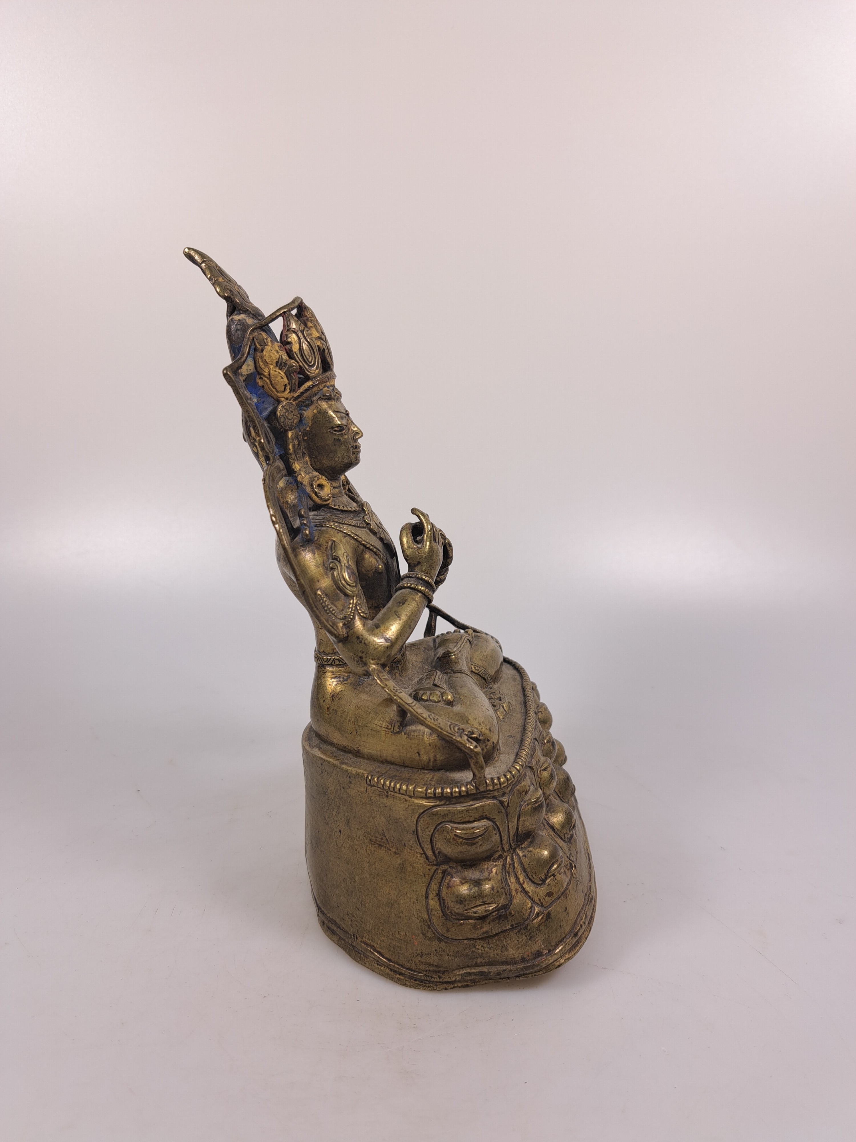 Detail e: Buddha, Indien, um 1900, Bronzeguß, meditierende Haltung auf doppeltem Lotusthron, H. ca. 19.5cm