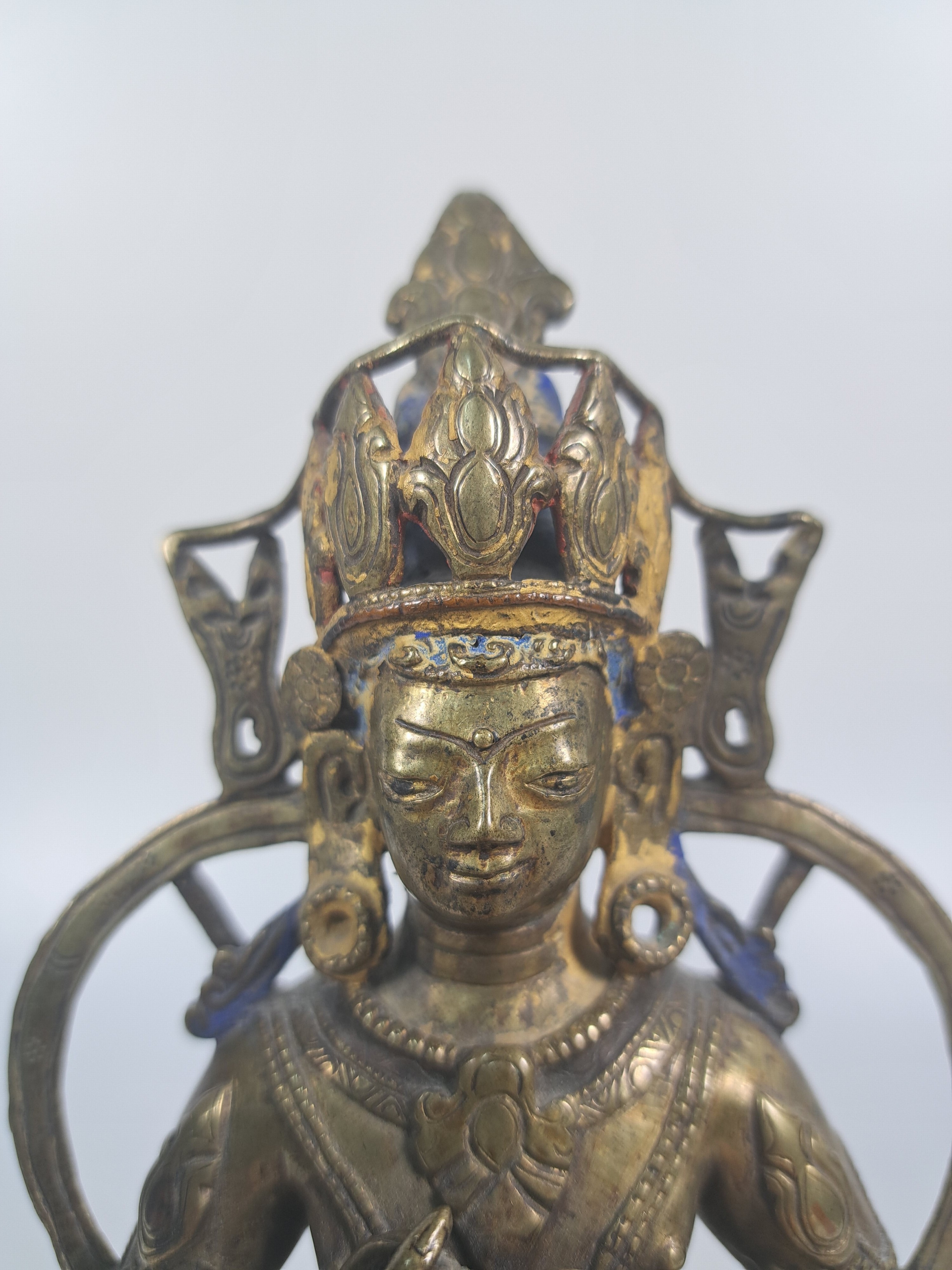 Detail f: Buddha, Indien, um 1900, Bronzeguß, meditierende Haltung auf doppeltem Lotusthron, H. ca. 19.5cm