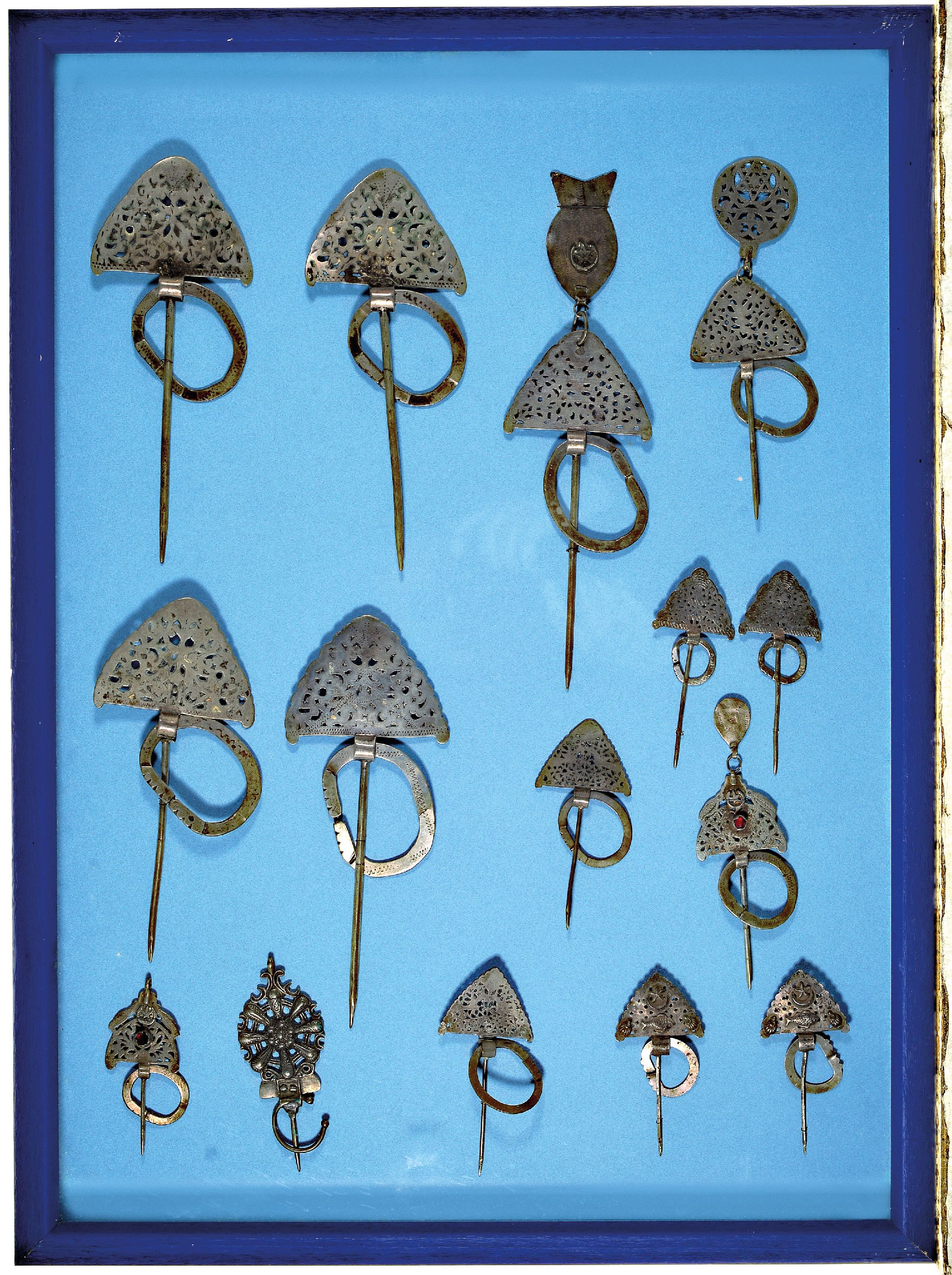 Image 27029922 - A collection of 15 brooches, North Africa, 19th/20th century. , untested silver alloys, ...