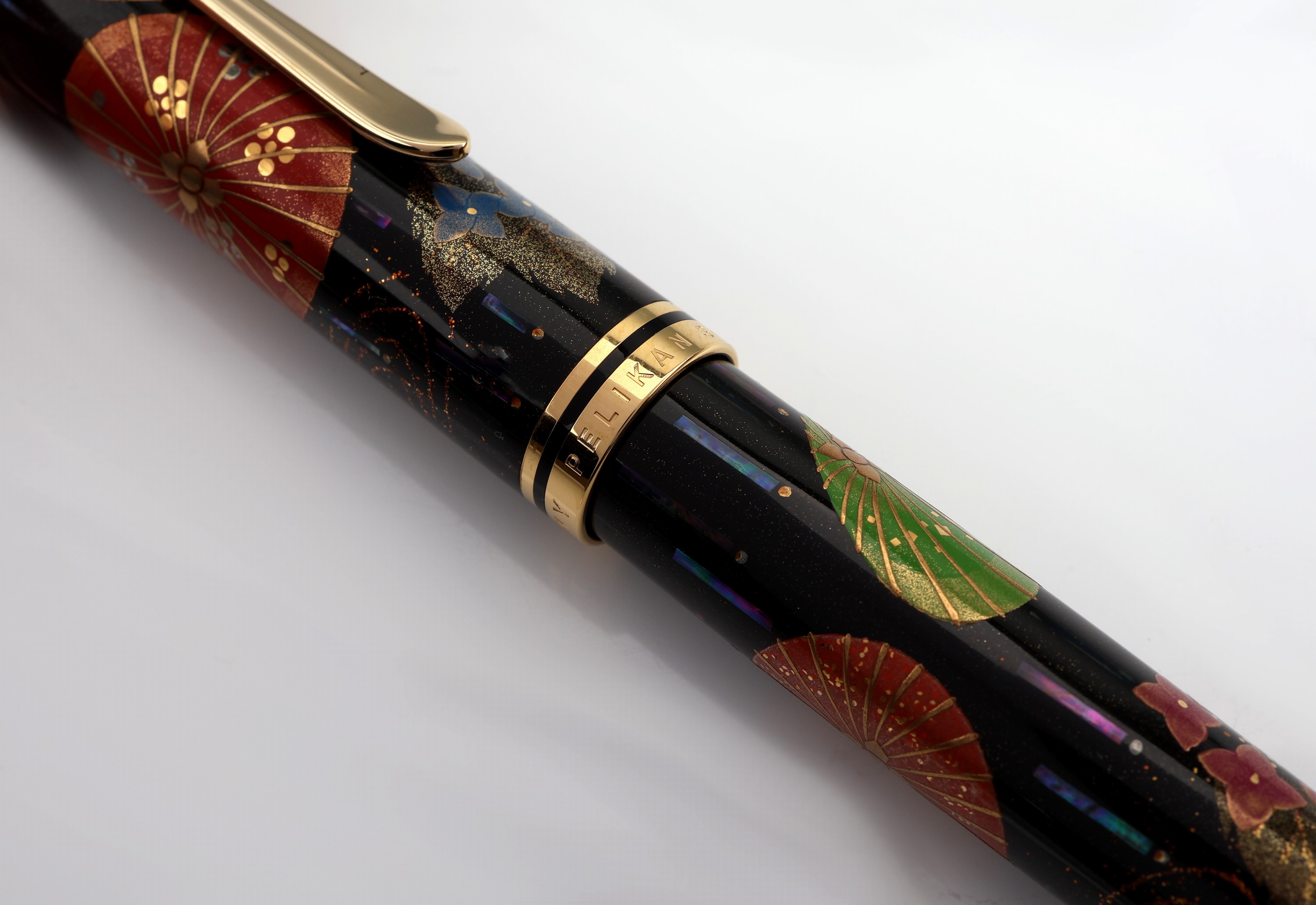Detail b: PELIKAN Kolbenfüller, "Japanese Umbrella", limitierte Edition, Korpus schwarzes Edelharz mit bunten Blumen und japanischen Schirmen, Clip ...