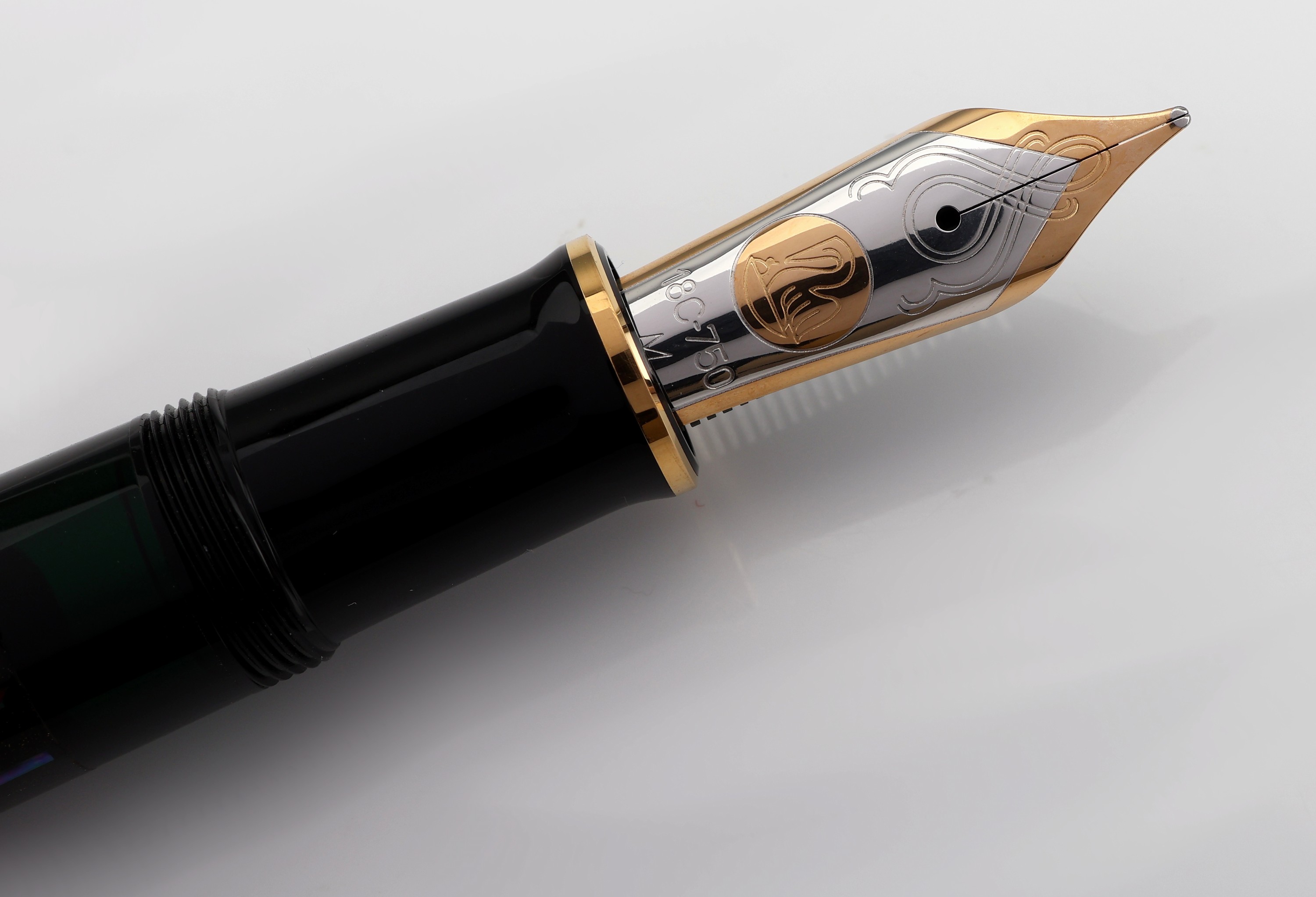 Detail c: PELIKAN Kolbenfüller, "Japanese Umbrella", limitierte Edition, Korpus schwarzes Edelharz mit bunten Blumen und japanischen Schirmen, Clip ...