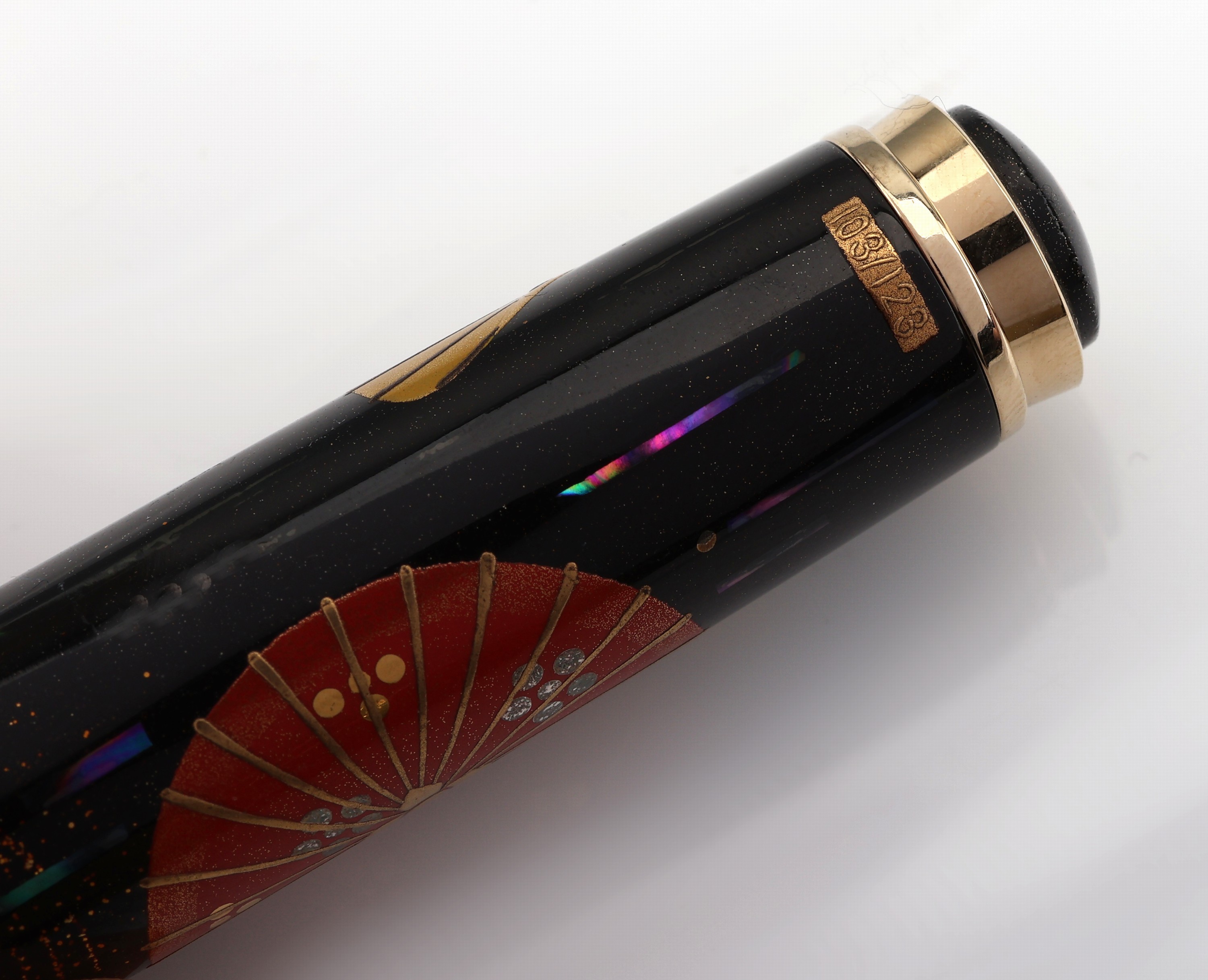 Detail d: PELIKAN Kolbenfüller, "Japanese Umbrella", limitierte Edition, Korpus schwarzes Edelharz mit bunten Blumen und japanischen Schirmen, Clip ...