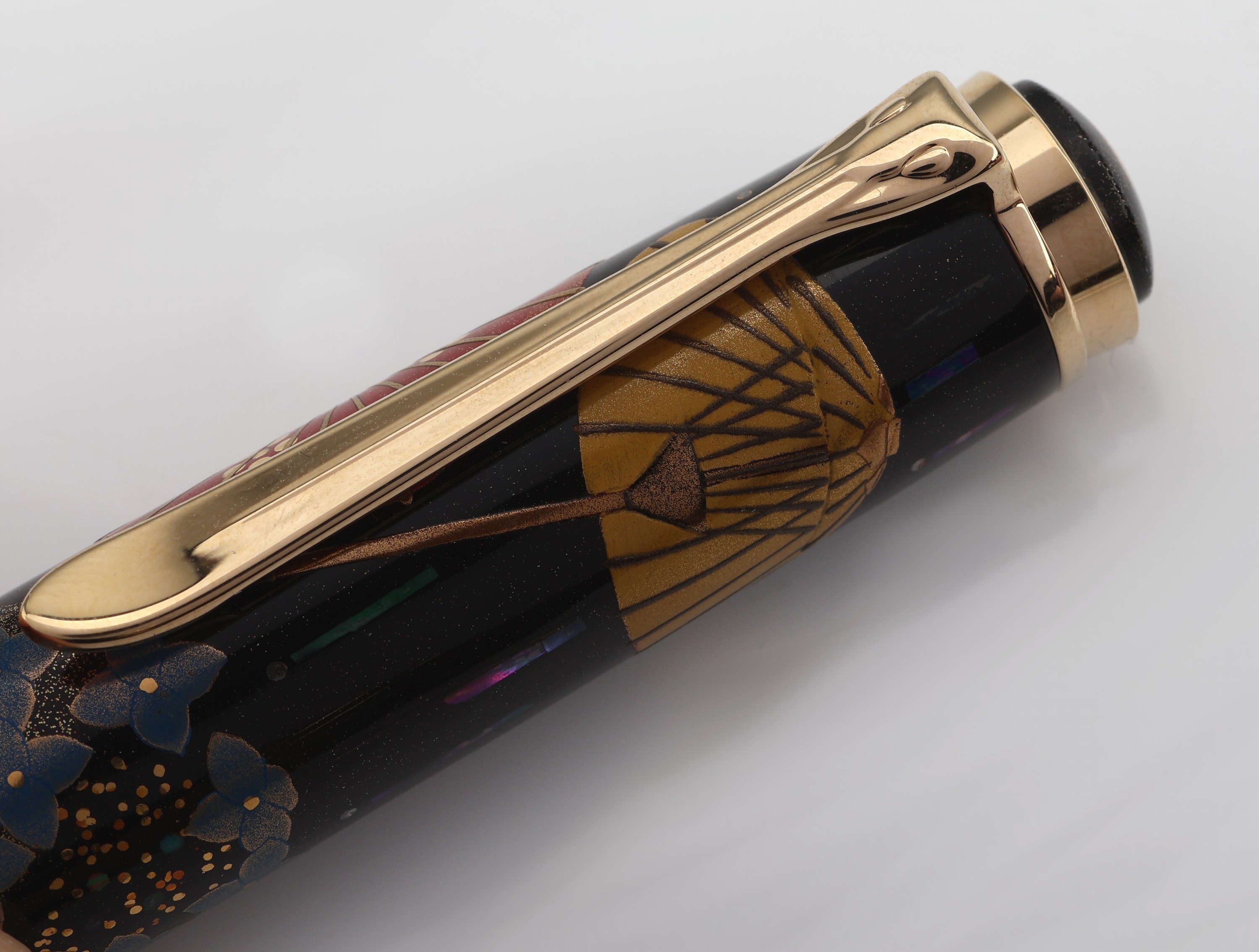 Detail e: PELIKAN Kolbenfüller, "Japanese Umbrella", limitierte Edition, Korpus schwarzes Edelharz mit bunten Blumen und japanischen Schirmen, Clip ...