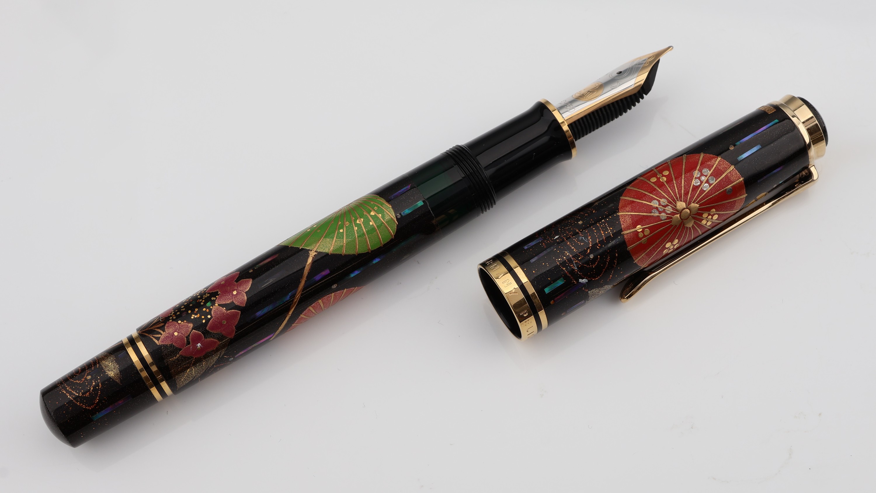 Detail f: PELIKAN Kolbenfüller, "Japanese Umbrella", limitierte Edition, Korpus schwarzes Edelharz mit bunten Blumen und japanischen Schirmen, Clip ...