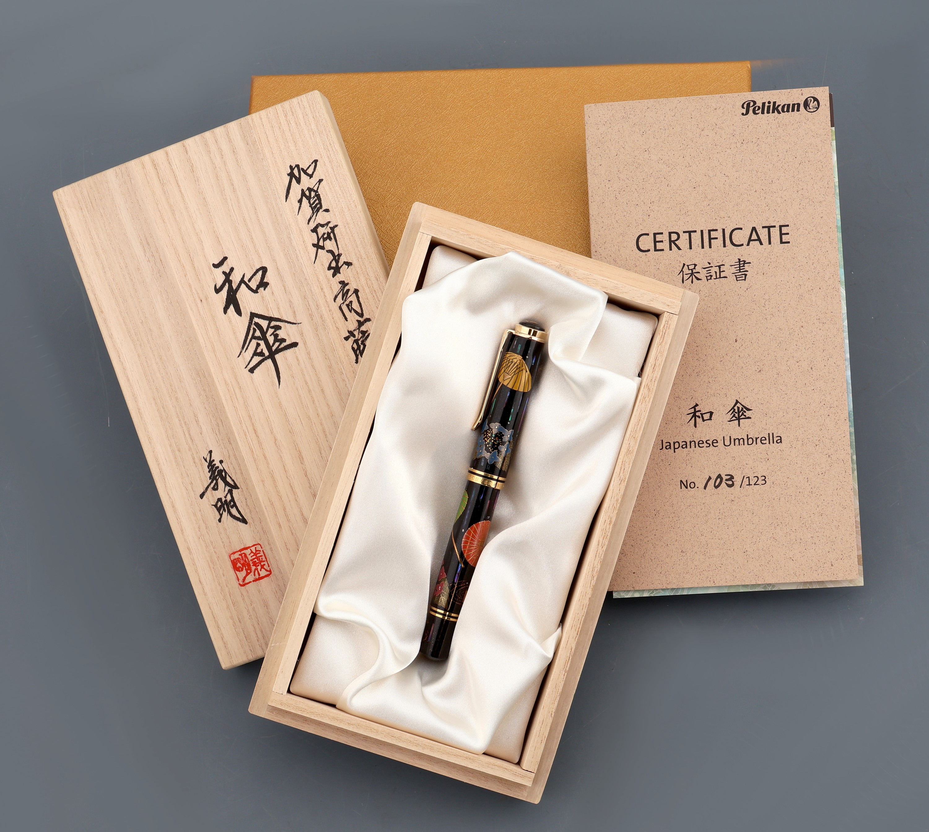 Detail g: PELIKAN Kolbenfüller, "Japanese Umbrella", limitierte Edition, Korpus schwarzes Edelharz mit bunten Blumen und japanischen Schirmen, Clip ...