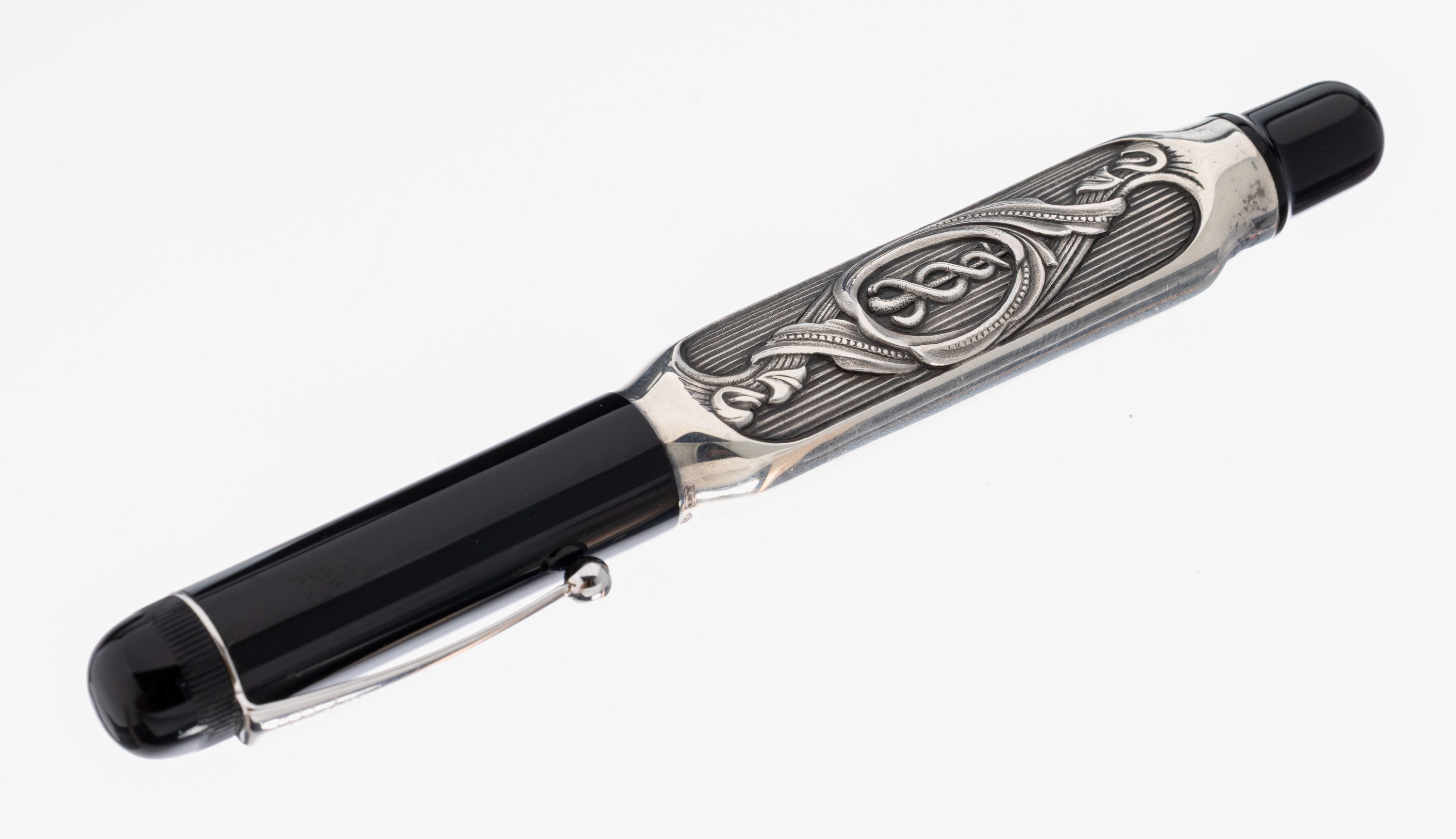 Detail a: OMAS Doctor`s Pen, Kolbenfüller, limited Edition, Kappe aus schwarzem Baumwollharz, Korpus aus 925er Silber mit Aeskulap Symbol, gegenüberliegende ...