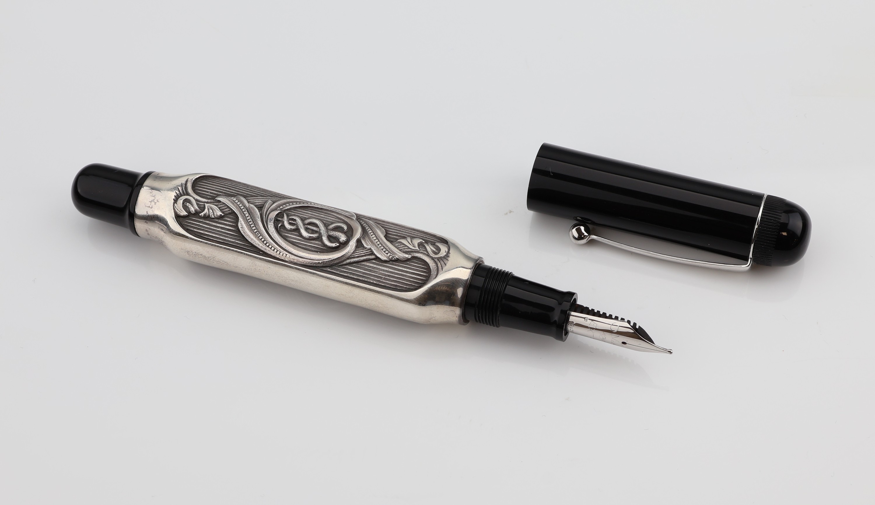 Detail b: OMAS Doctor`s Pen, Kolbenfüller, limited Edition, Kappe aus schwarzem Baumwollharz, Korpus aus 925er Silber mit Aeskulap Symbol, gegenüberliegende ...