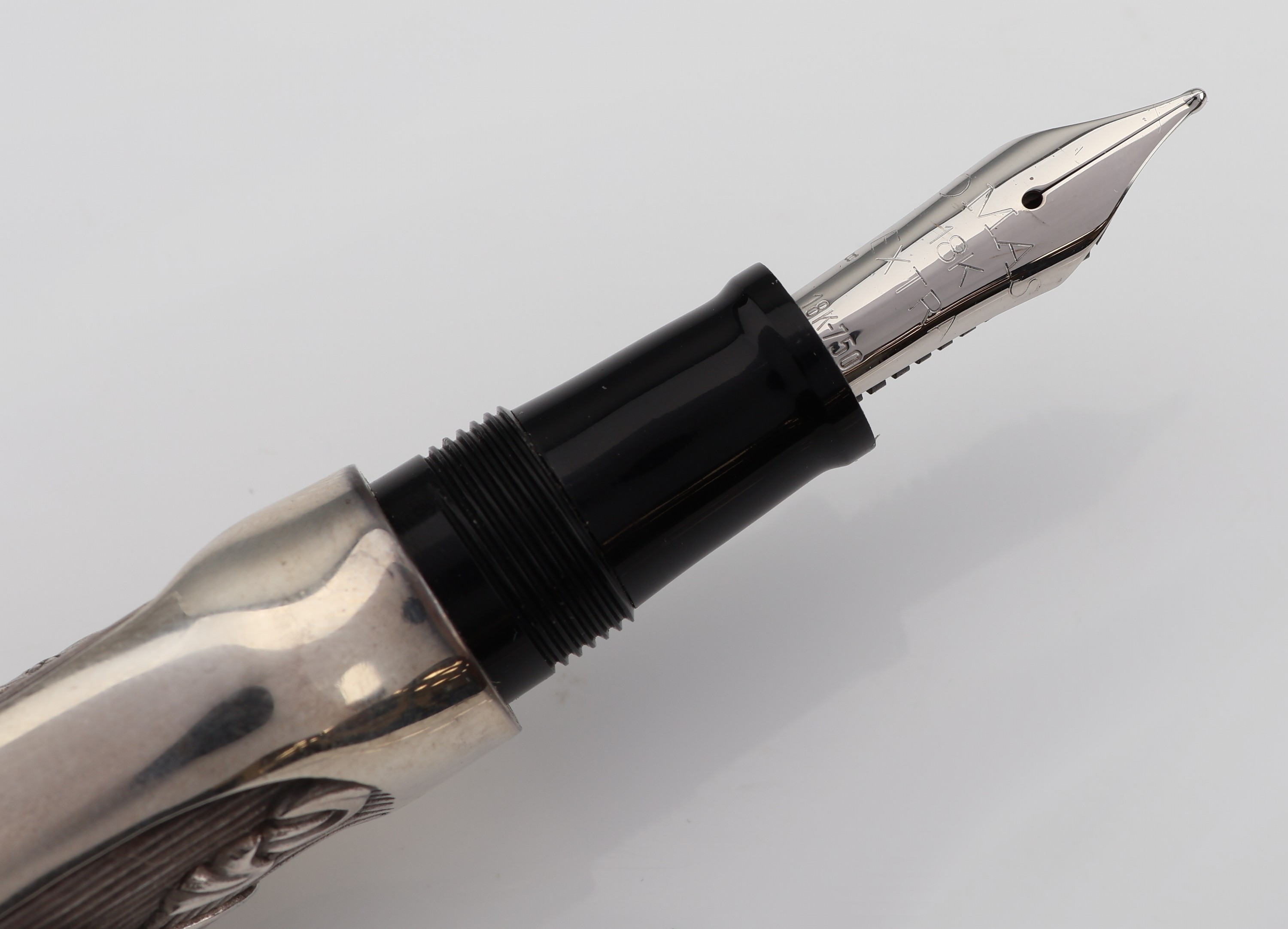 Detail c: OMAS Doctor`s Pen, Kolbenfüller, limited Edition, Kappe aus schwarzem Baumwollharz, Korpus aus 925er Silber mit Aeskulap Symbol, gegenüberliegende ...
