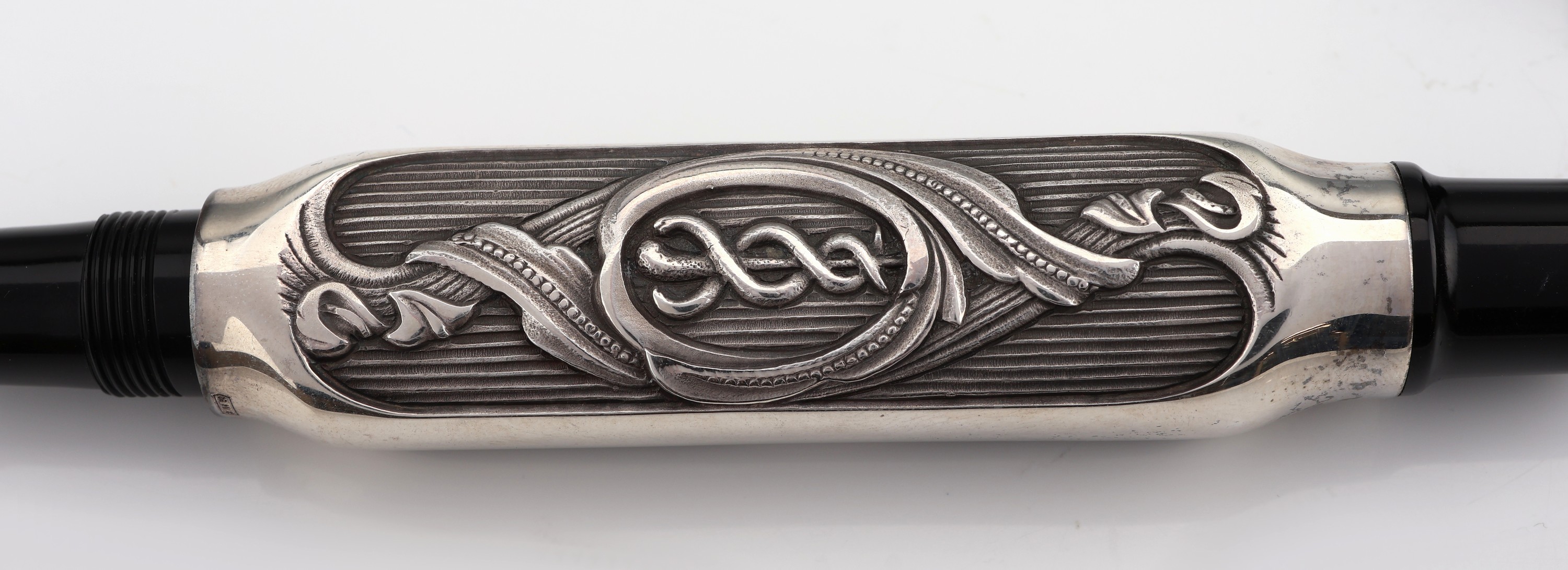 Detail d: OMAS Doctor`s Pen, Kolbenfüller, limited Edition, Kappe aus schwarzem Baumwollharz, Korpus aus 925er Silber mit Aeskulap Symbol, gegenüberliegende ...