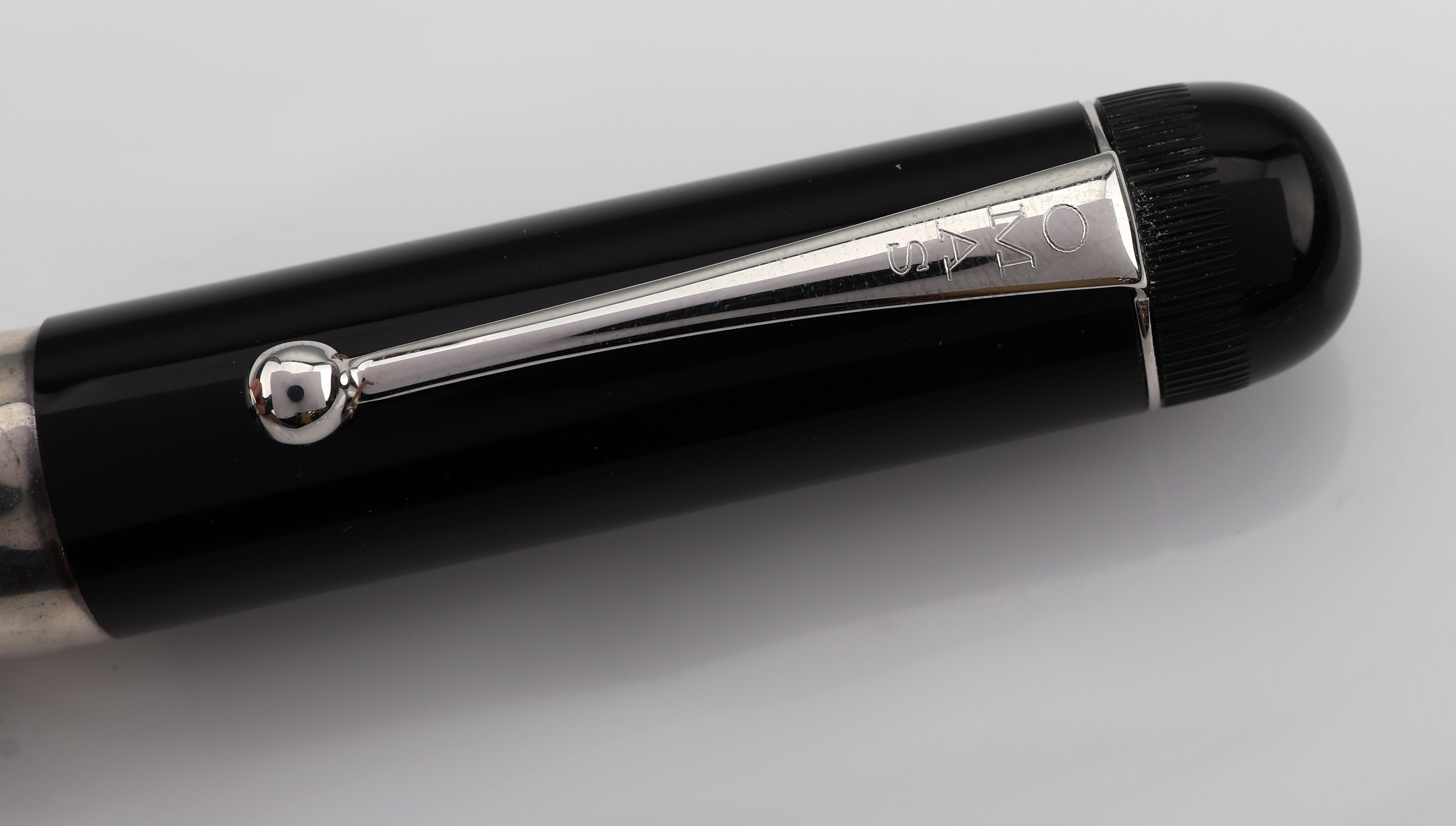 Detail e: OMAS Doctor`s Pen, Kolbenfüller, limited Edition, Kappe aus schwarzem Baumwollharz, Korpus aus 925er Silber mit Aeskulap Symbol, gegenüberliegende ...