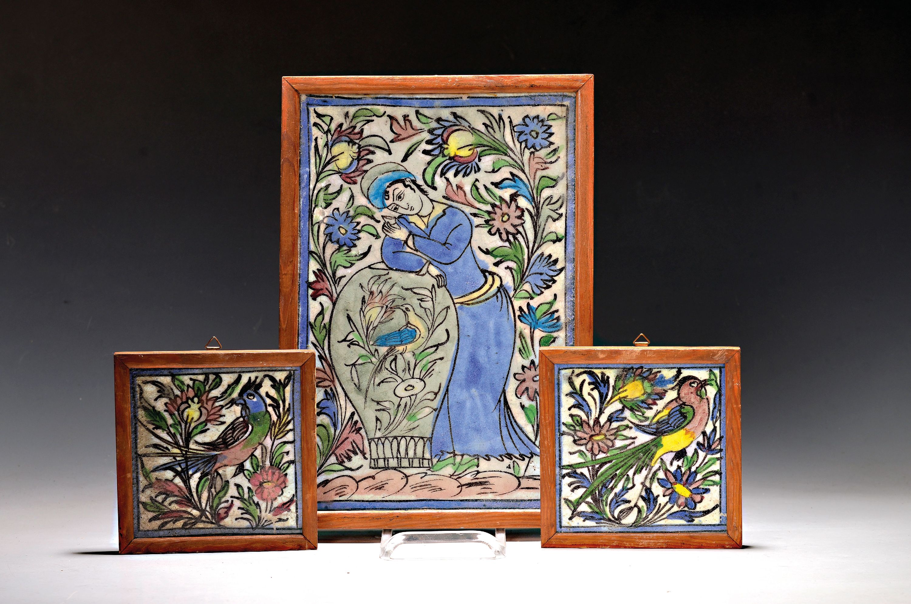 Image 27029964 - 3 Fliesen im Iznik oder Qajar Stil, arabisch, 19./20.Jh., Keramik, polychrom bemalt, ...