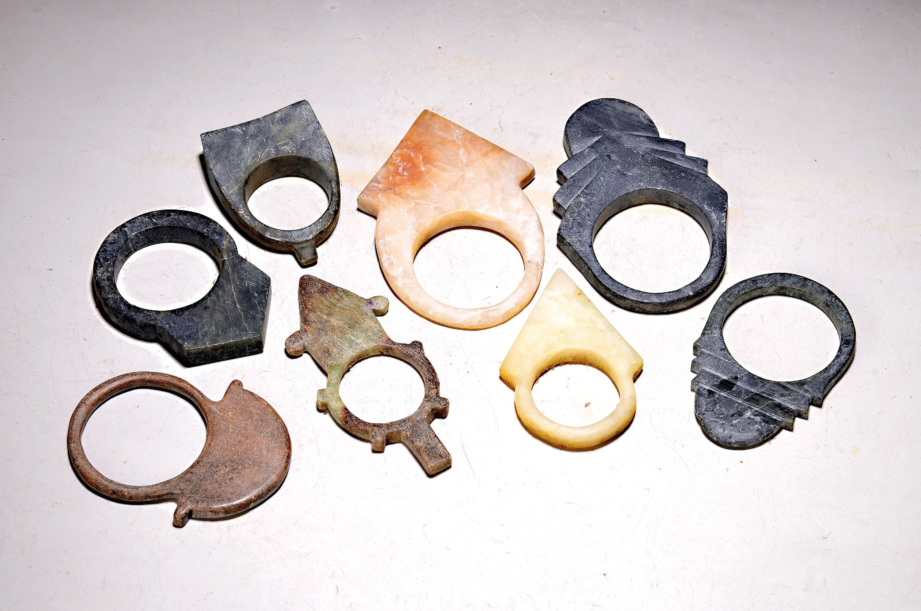 Image 27029966 - Konvolut 16 Tuareg-Amulette, sog. Tanfouk, Nordafrika, 20.Jh., aus verschiedenen ...