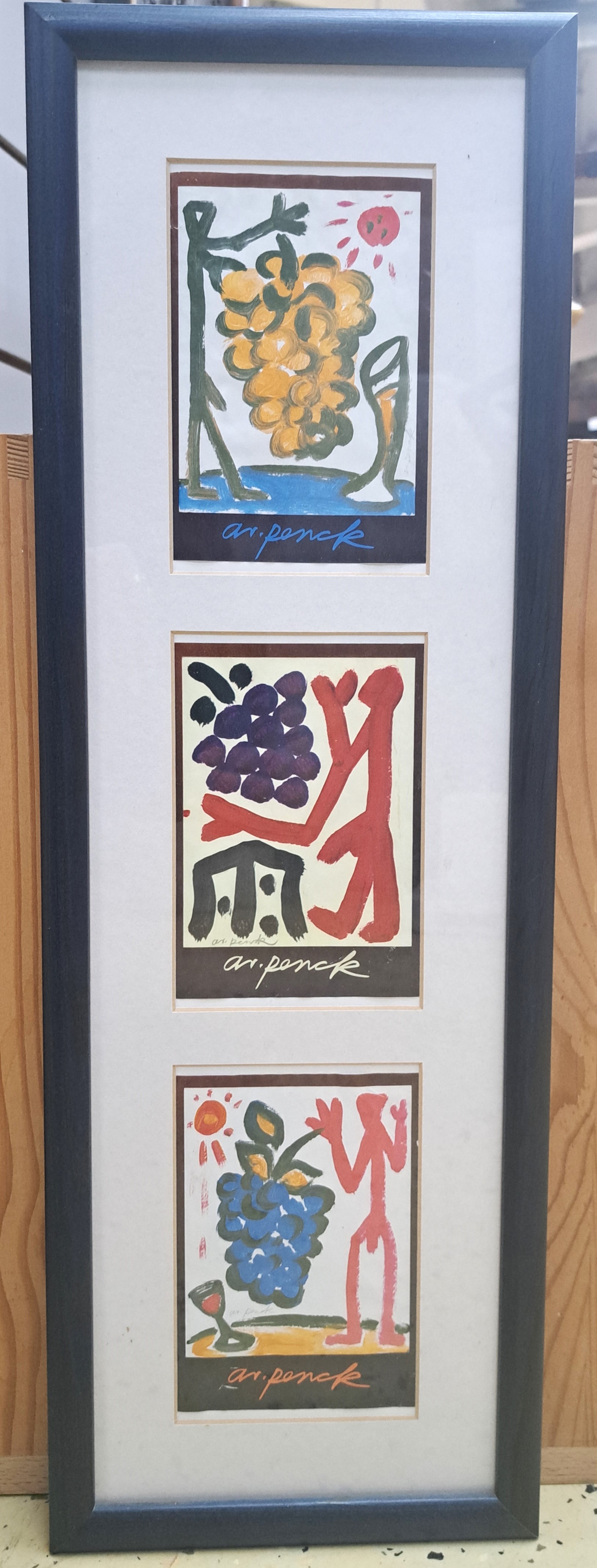 Detail a: A.R. Penck, 1939 Dresden-2017 Zürich, Kiste mit drei Flaschen 1992er St. Laurent vom Weingut Kristof Mathis Klingenmünster, mit zwei Gläsern, ...