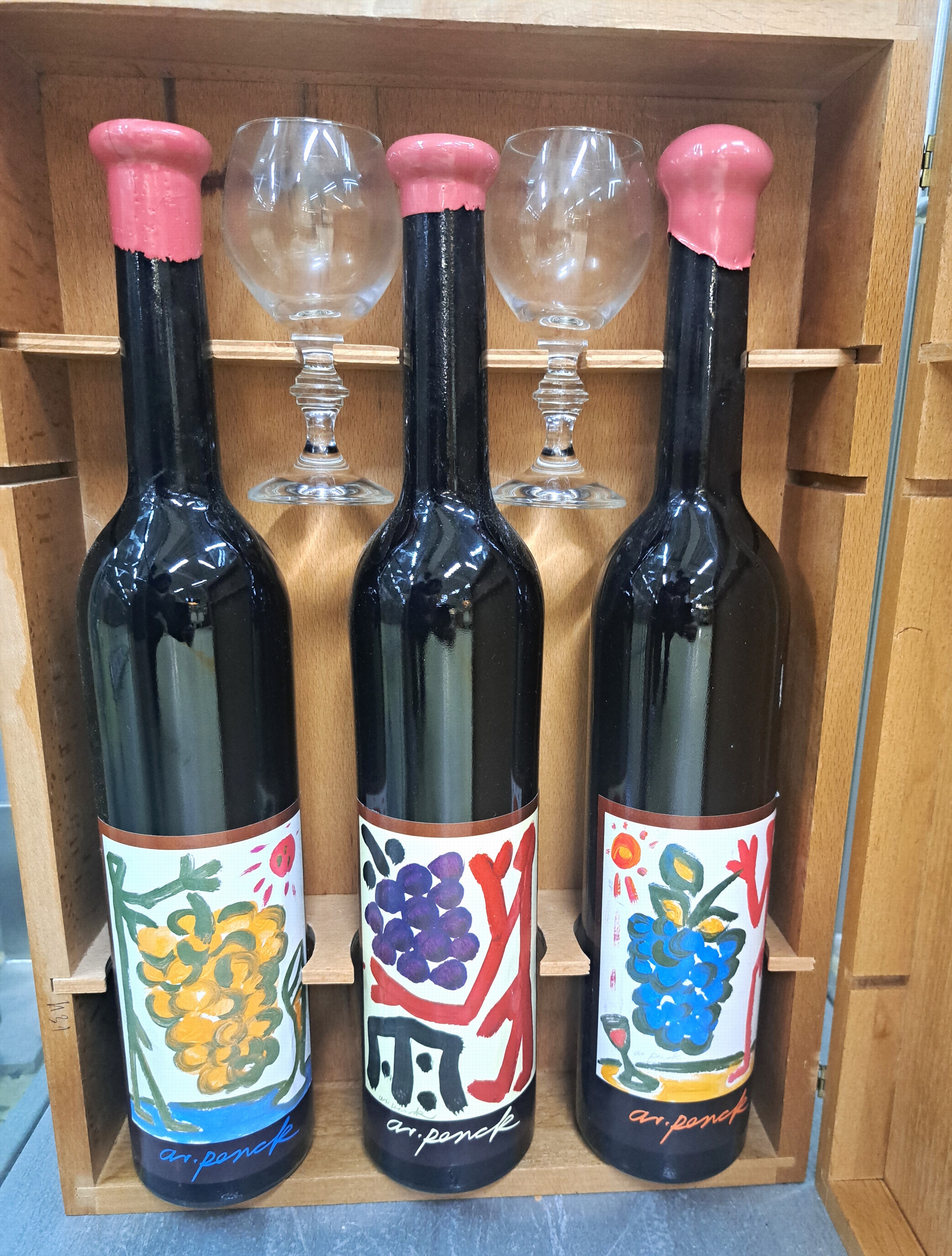Detail b: A.R. Penck, 1939 Dresden-2017 Zürich, Kiste mit drei Flaschen 1992er St. Laurent vom Weingut Kristof Mathis Klingenmünster, mit zwei Gläsern, ...