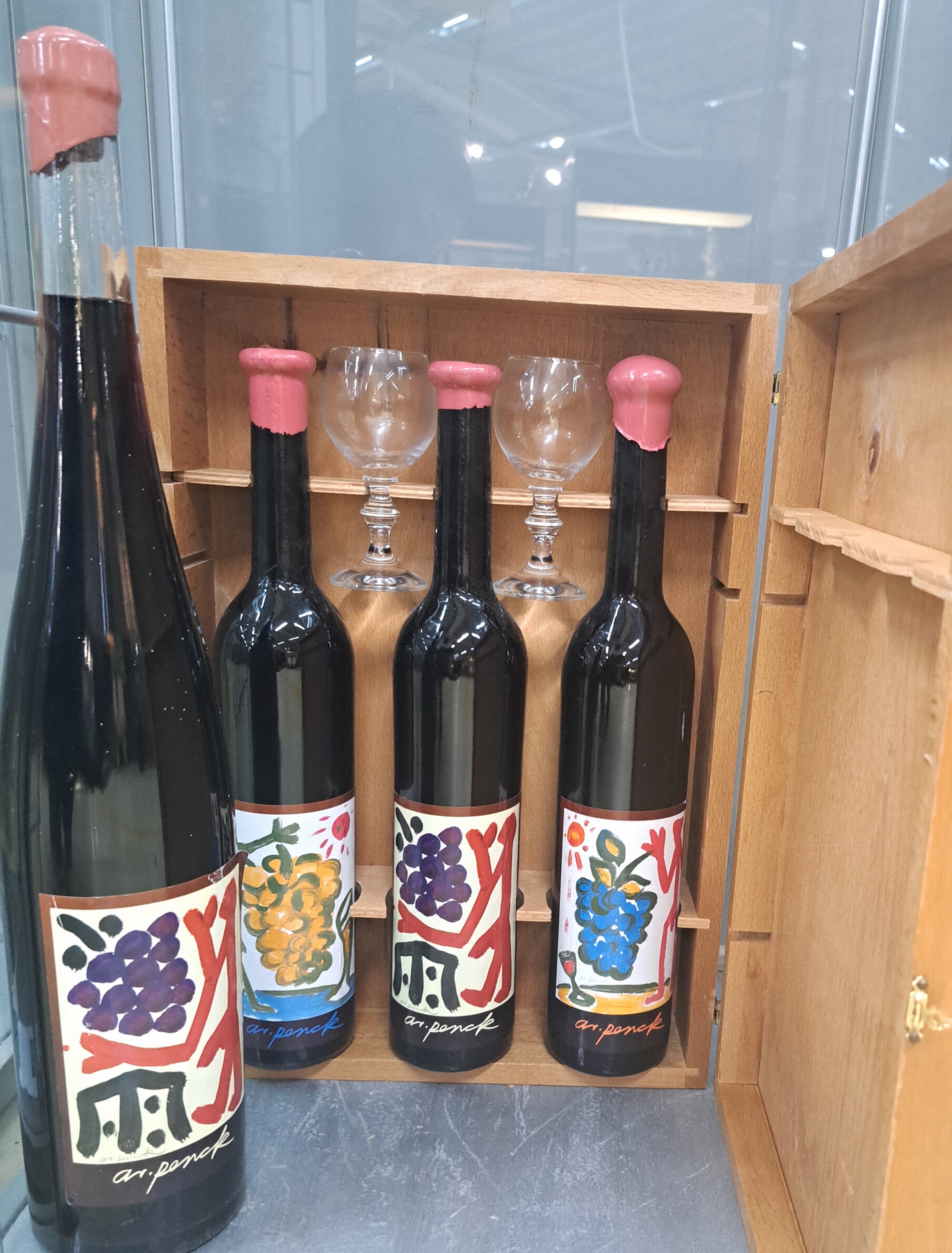Detail c: A.R. Penck, 1939 Dresden-2017 Zürich, Kiste mit drei Flaschen 1992er St. Laurent vom Weingut Kristof Mathis Klingenmünster, mit zwei Gläsern, ...