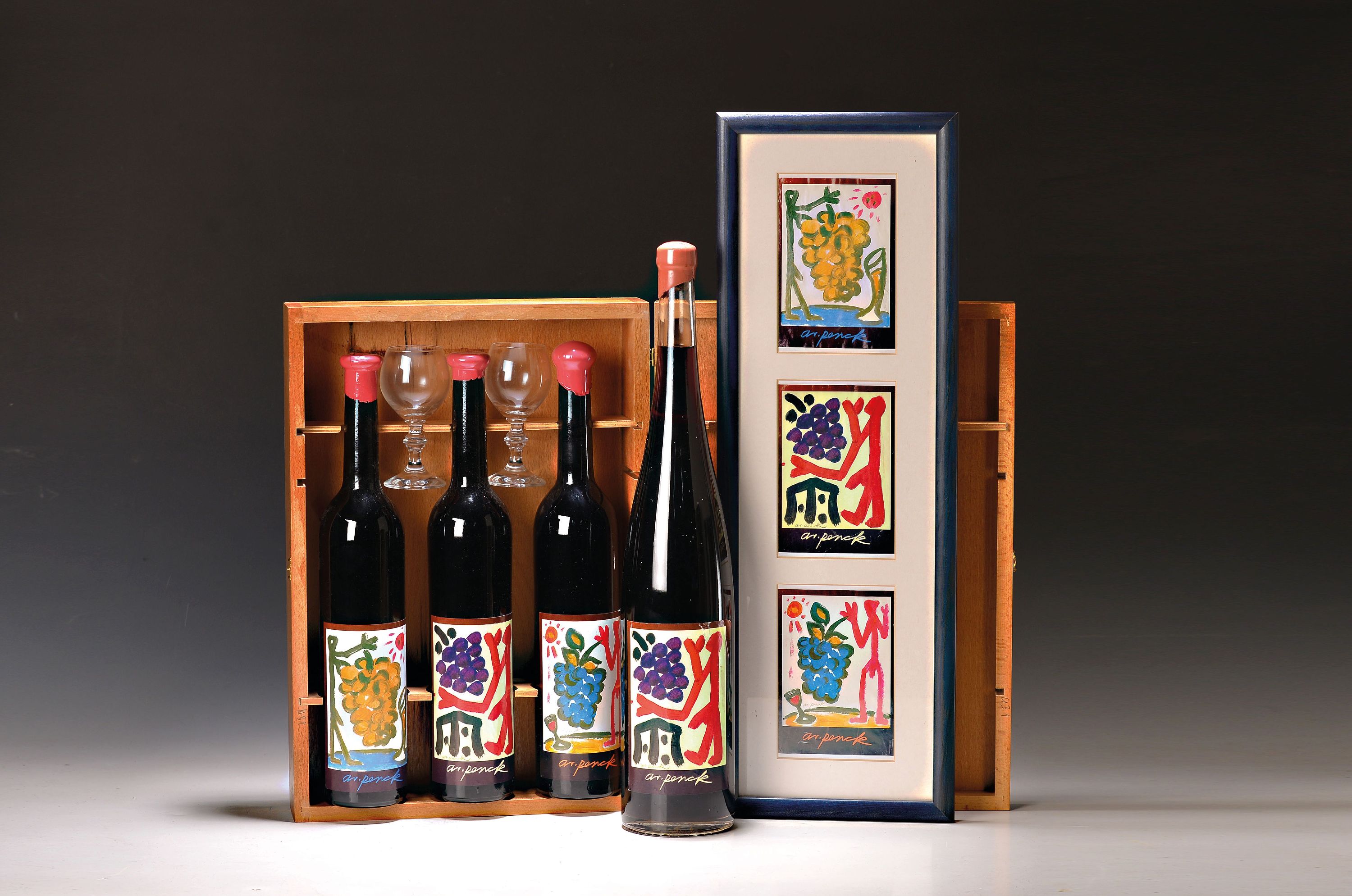 Detail k: A.R. Penck, 1939 Dresden-2017 Zürich, Kiste mit drei Flaschen 1992er St. Laurent vom Weingut Kristof Mathis Klingenmünster, mit zwei Gläsern, ...
