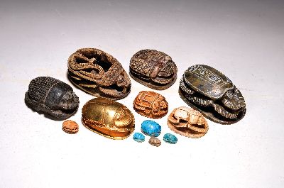 Image Konvolut aus 14 große Skarabäen, Ägypten, 20 .Jh., Stein und keramische Kunstgüsse, ...
