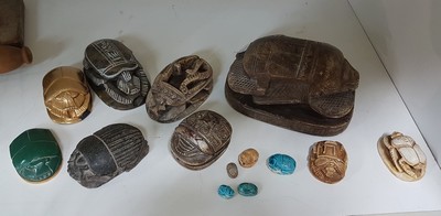 27029902a - Konvolut aus 14 große Skarabäen, Ägypten, 20 .Jh., Stein und keramische Kunstgüsse, ...
