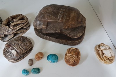 27029902b - Konvolut aus 14 große Skarabäen, Ägypten, 20 .Jh., Stein und keramische Kunstgüsse, ...