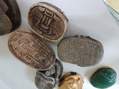 27029902c - Konvolut aus 14 große Skarabäen, Ägypten, 20 .Jh., Stein und keramische Kunstgüsse, ...